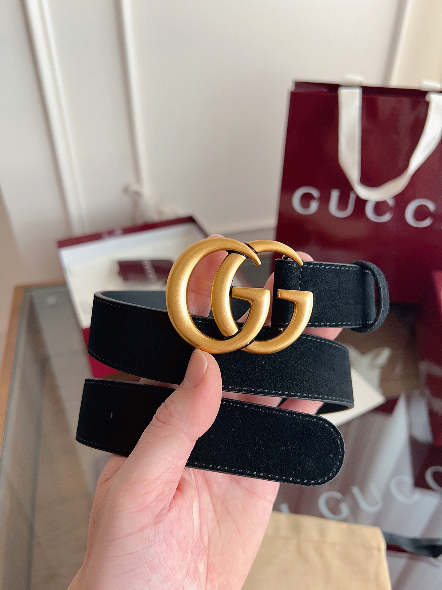 P GG Marmont冬季系列腰带采用柔软牛皮绒面材质匠心打造，配以双G搭扣，尽释别致韵调。商品细节：