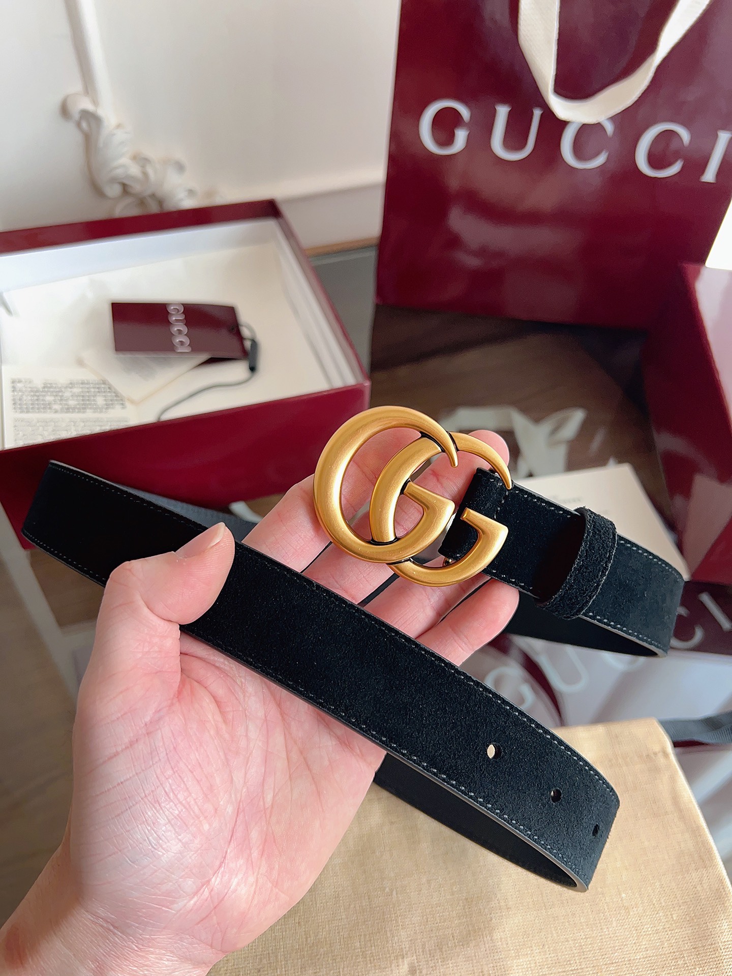 P GG Marmont冬季系列腰带采用柔软牛皮绒面材质匠心打造，配以双G搭扣，尽释别致韵调。商品细节：