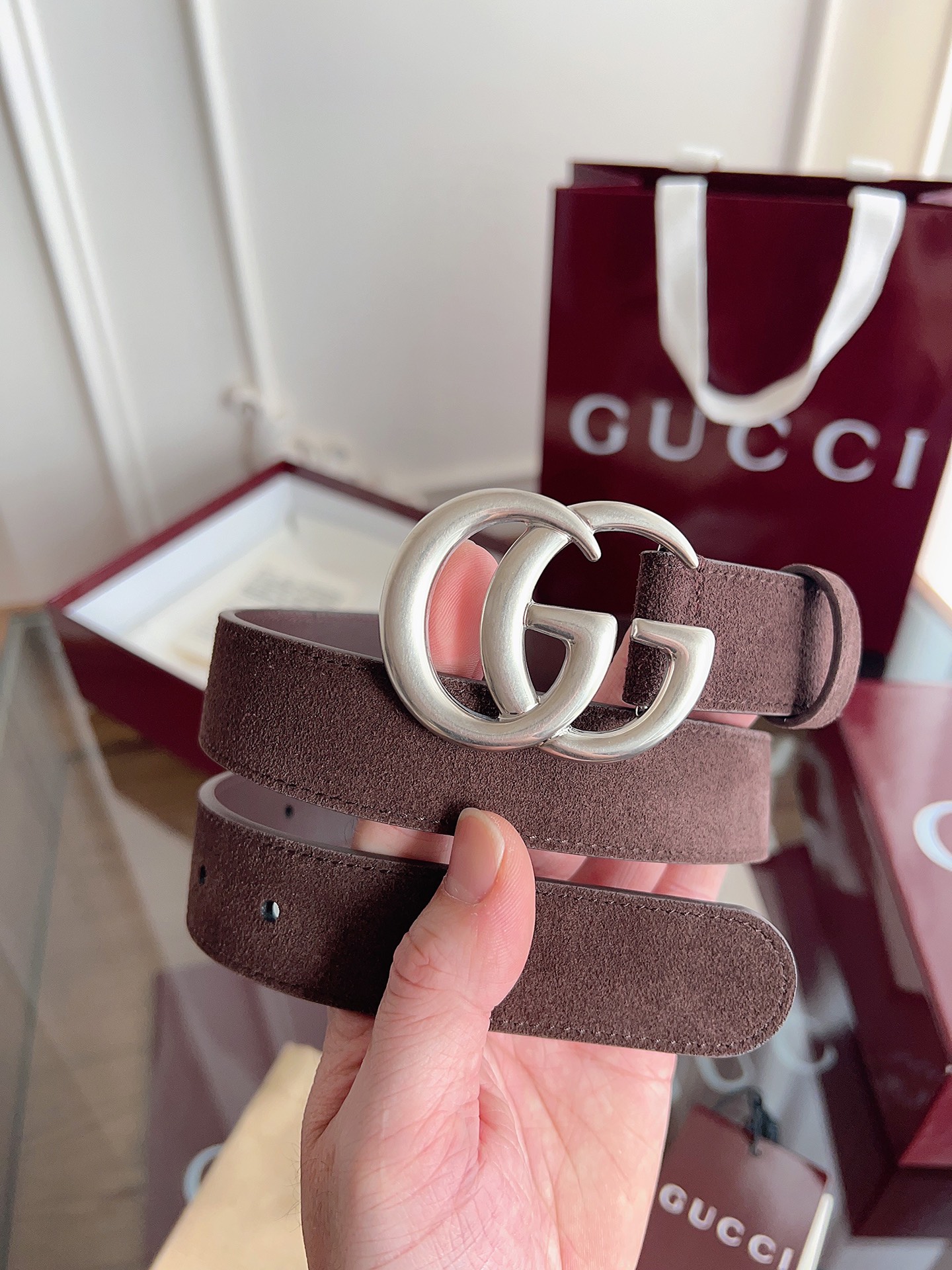 P GG Marmont冬季系列腰带采用柔软牛皮绒面材质匠心打造，配以双G搭扣，尽释别致韵调。商品细节：