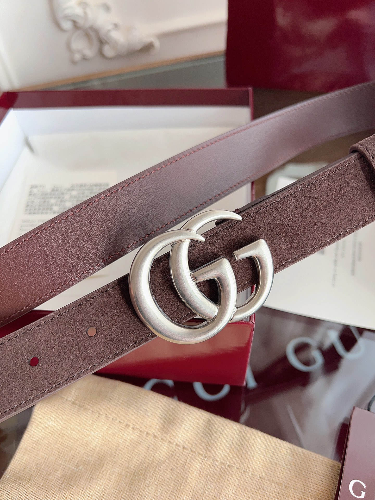 P GG Marmont冬季系列腰带采用柔软牛皮绒面材质匠心打造，配以双G搭扣，尽释别致韵调。商品细节：