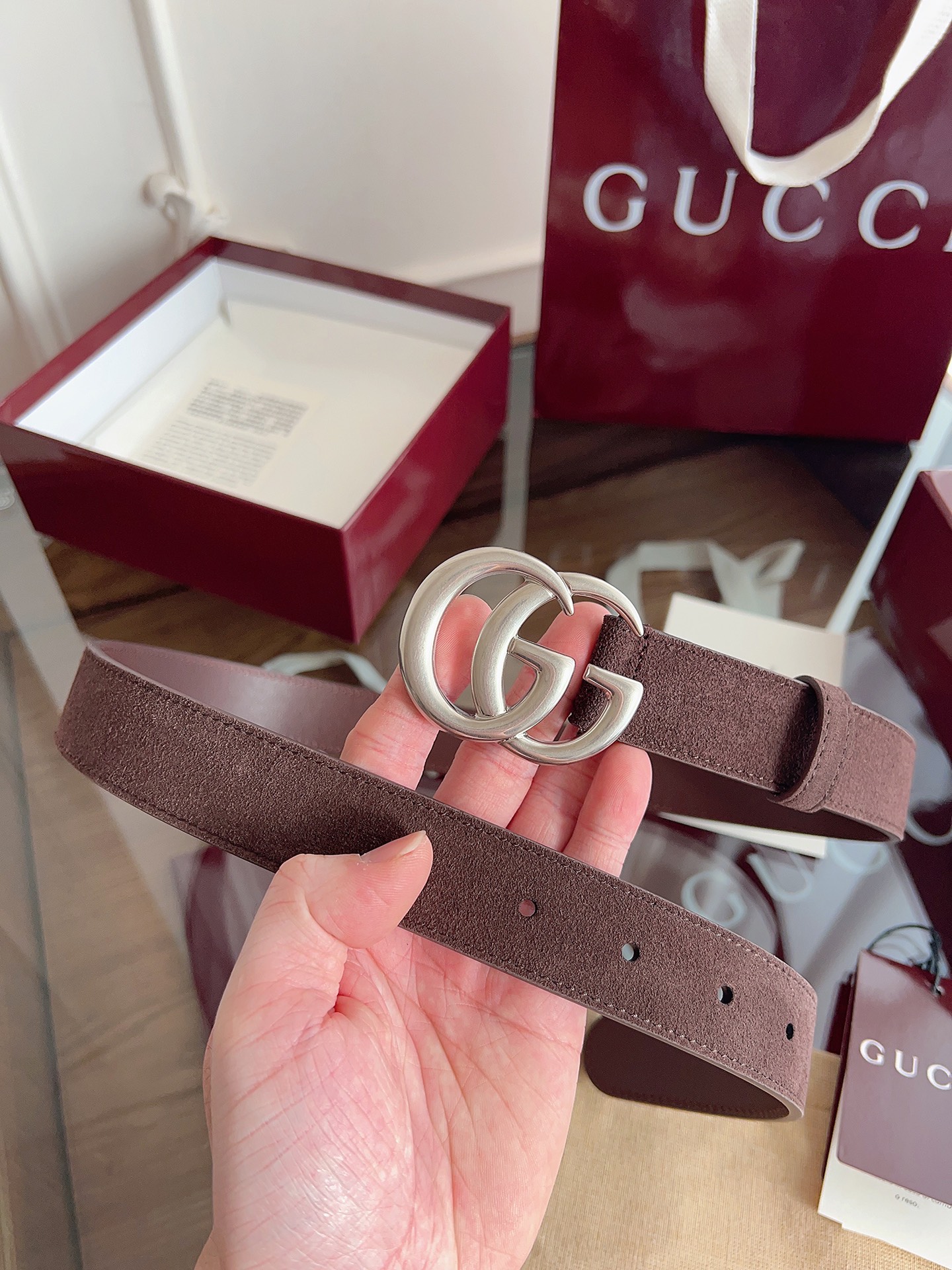 P GG Marmont冬季系列腰带采用柔软牛皮绒面材质匠心打造，配以双G搭扣，尽释别致韵调。商品细节：