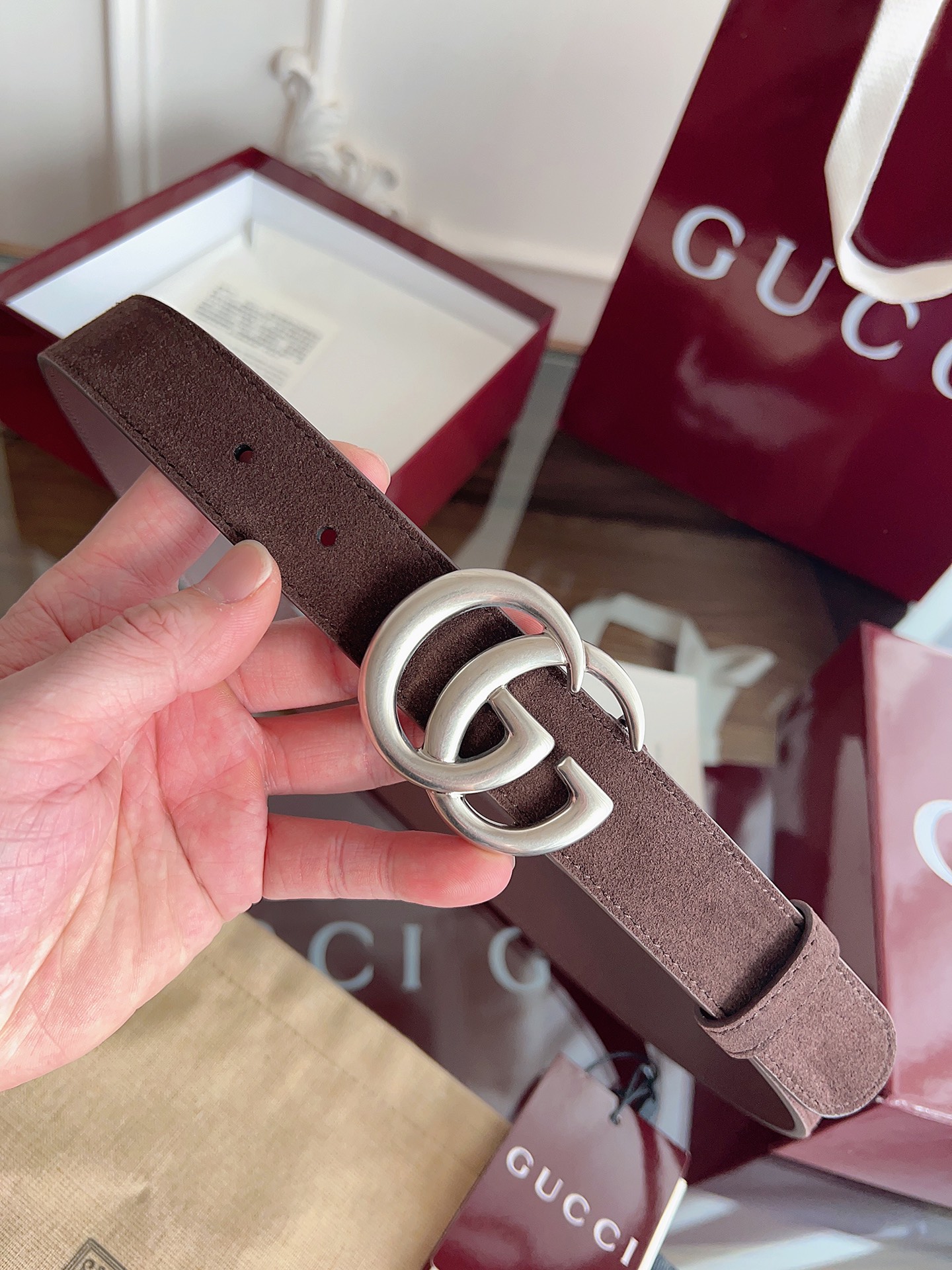 P GG Marmont冬季系列腰带采用柔软牛皮绒面材质匠心打造，配以双G搭扣，尽释别致韵调。商品细节：