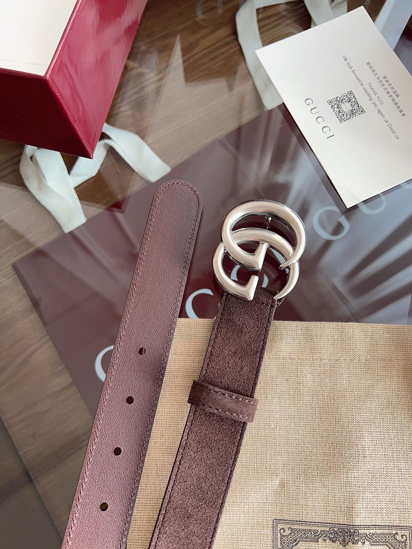 P GG Marmont冬季系列腰带采用柔软牛皮绒面材质匠心打造，配以双G搭扣，尽释别致韵调。商品细节：