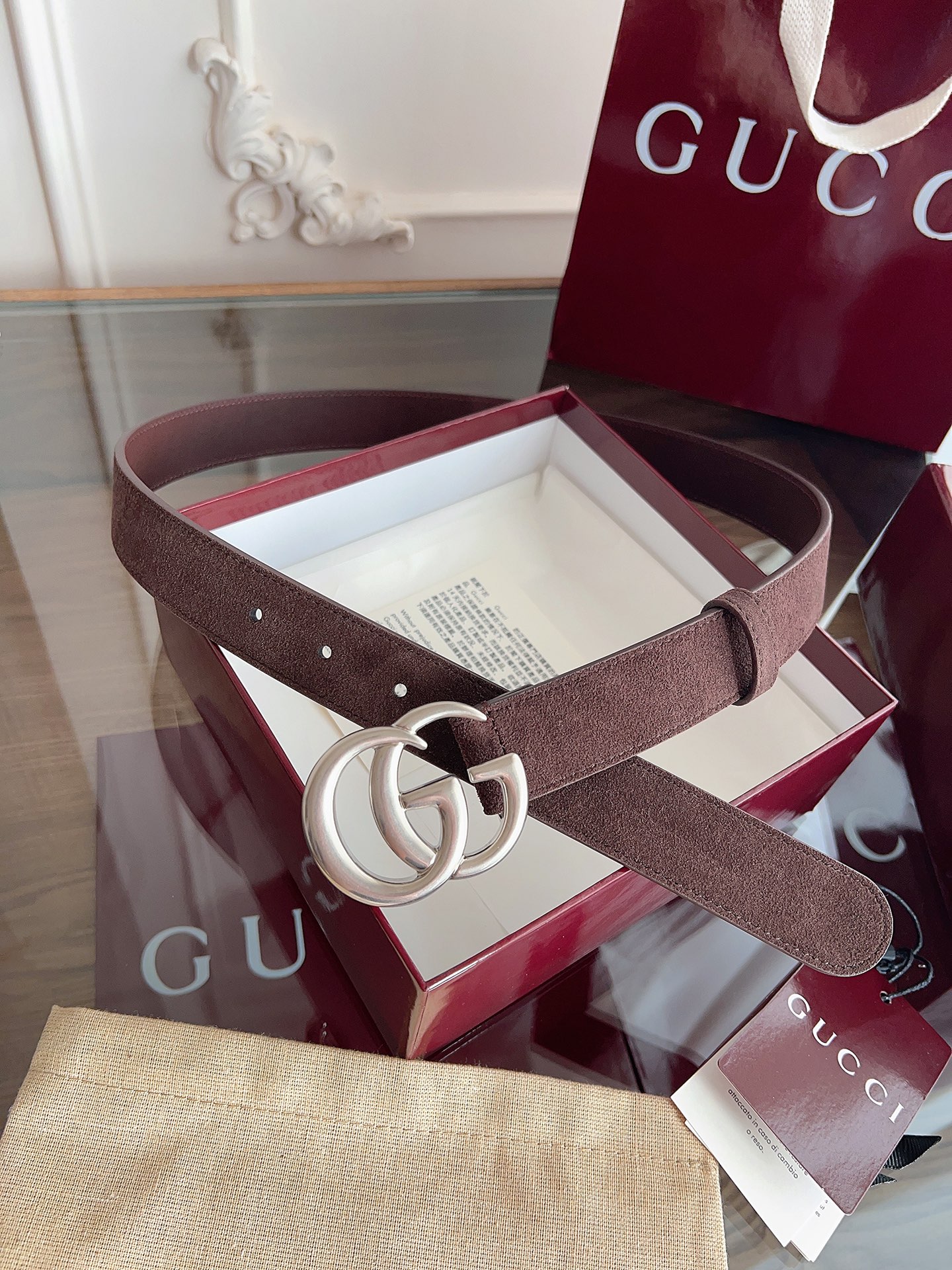 P GG Marmont冬季系列腰带采用柔软牛皮绒面材质匠心打造，配以双G搭扣，尽释别致韵调。商品细节：