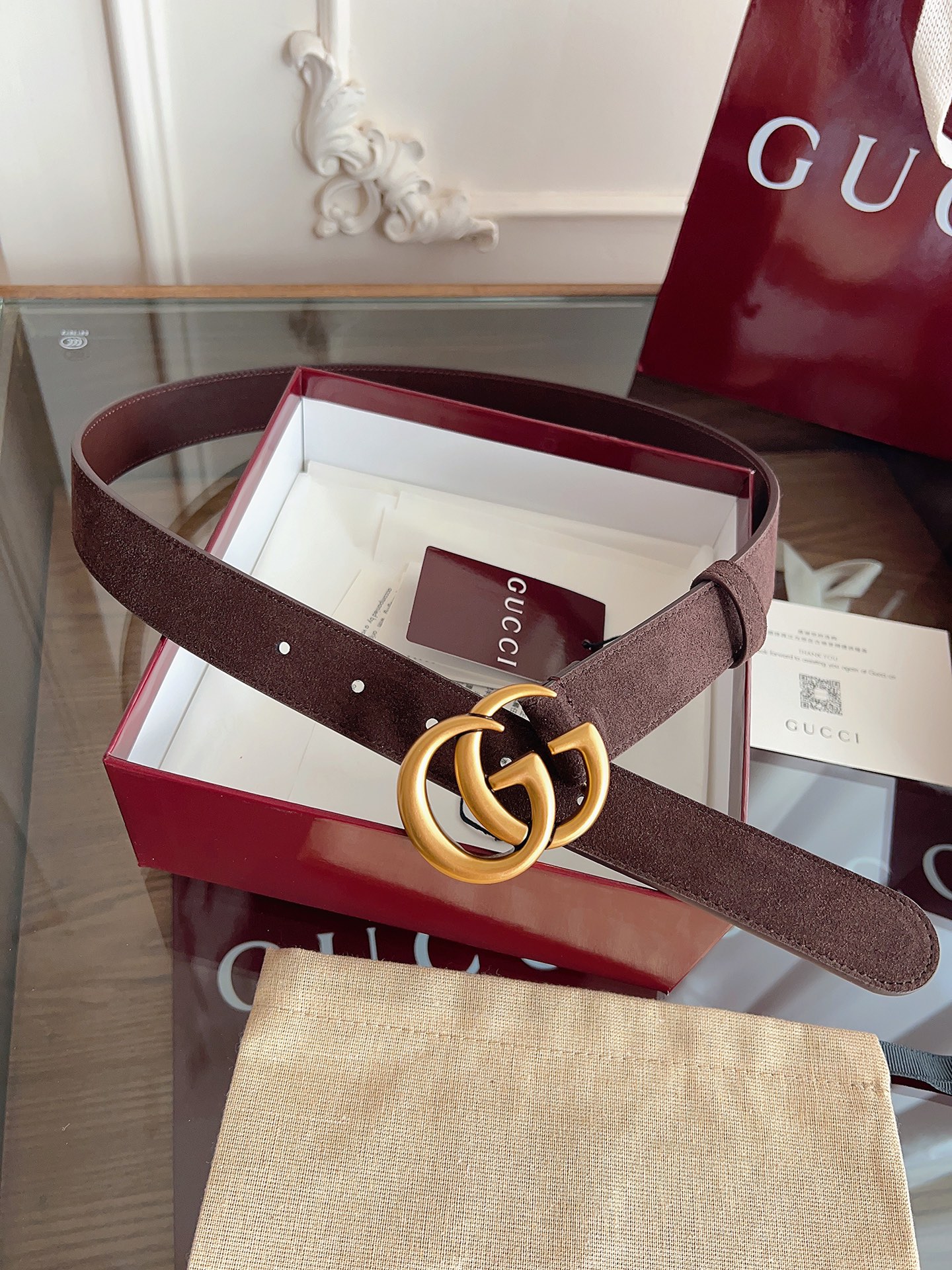 P GG Marmont冬季系列腰带采用柔软牛皮绒面材质匠心打造，配以双G搭扣，尽释别致韵调。商品细节：