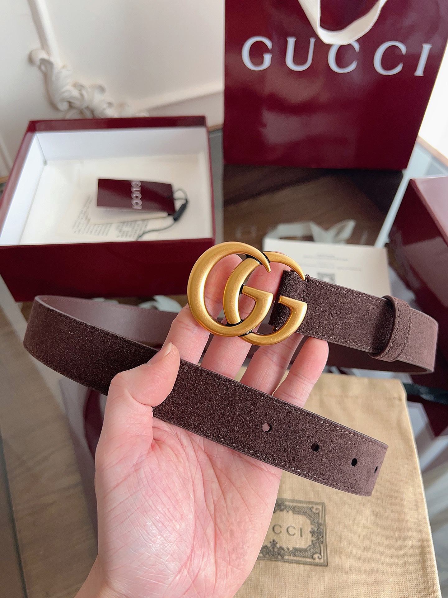 P GG Marmont冬季系列腰带采用柔软牛皮绒面材质匠心打造，配以双G搭扣，尽释别致韵调。商品细节：