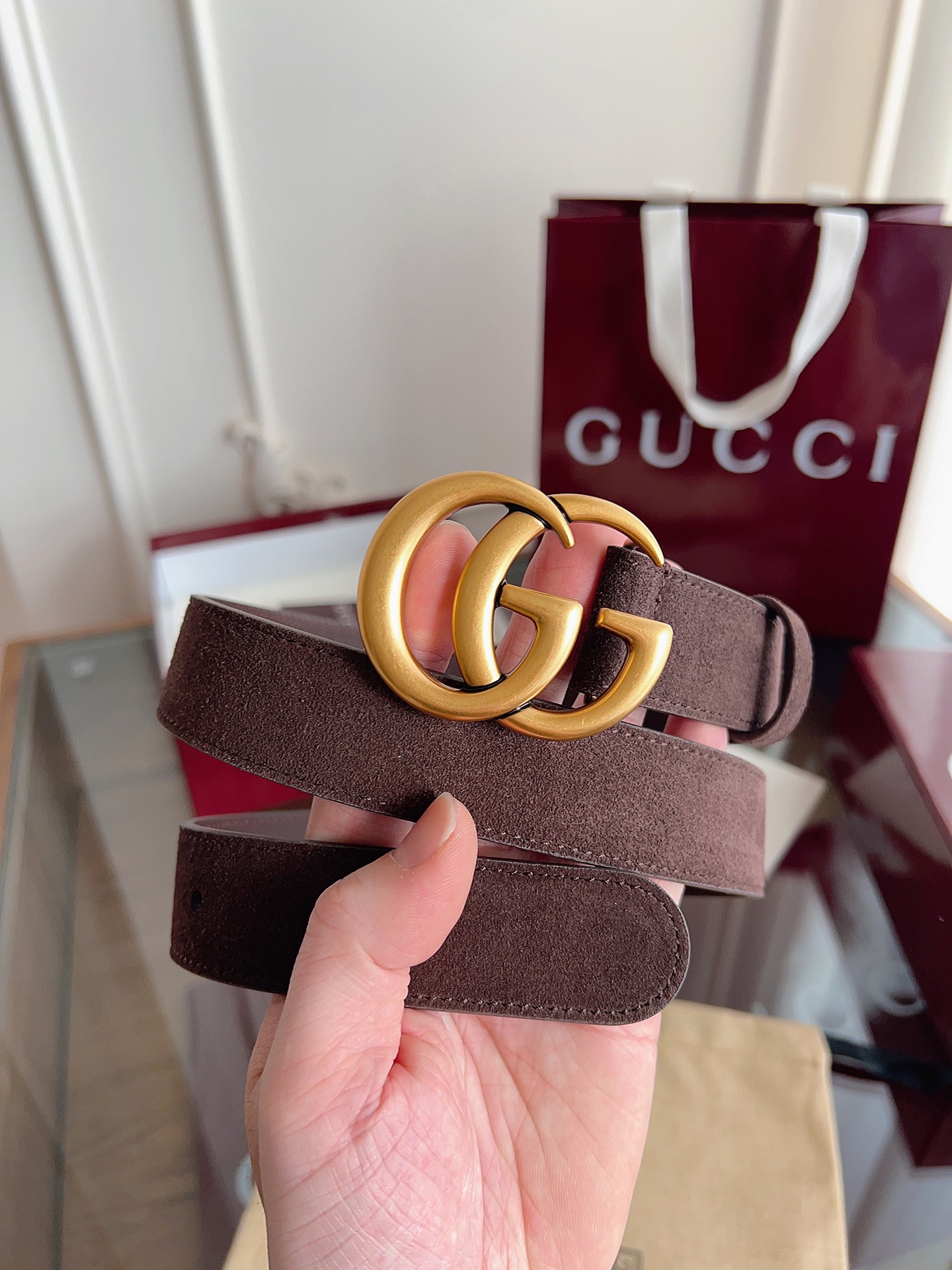 P GG Marmont冬季系列腰带采用柔软牛皮绒面材质匠心打造，配以双G搭扣，尽释别致韵调。商品细节：