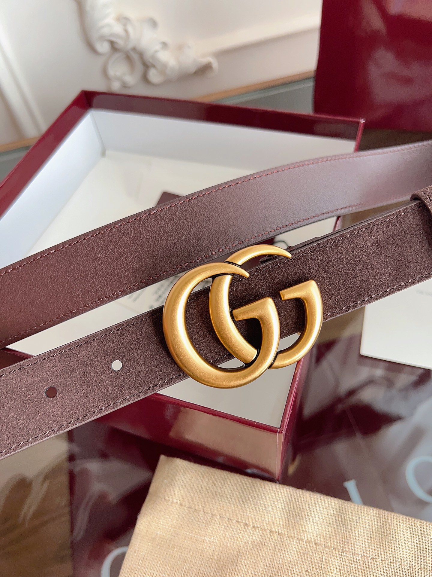 P GG Marmont冬季系列腰带采用柔软牛皮绒面材质匠心打造，配以双G搭扣，尽释别致韵调。商品细节：