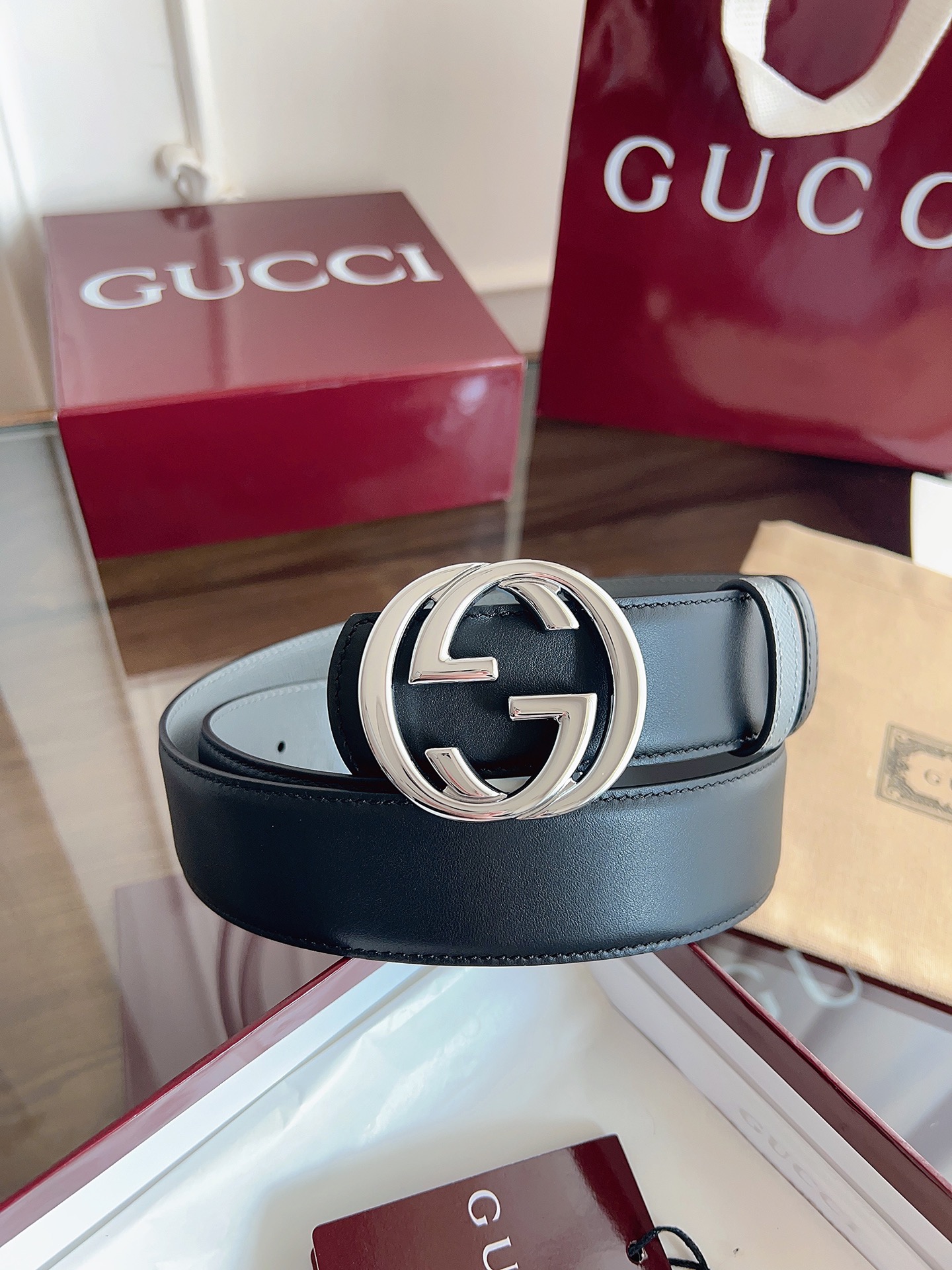 P Gucci 这款男士腰带亮眼吸睛，是2026早春系列之一。腰带扣设有一个销钉，可轻松翻转互扣式双G造