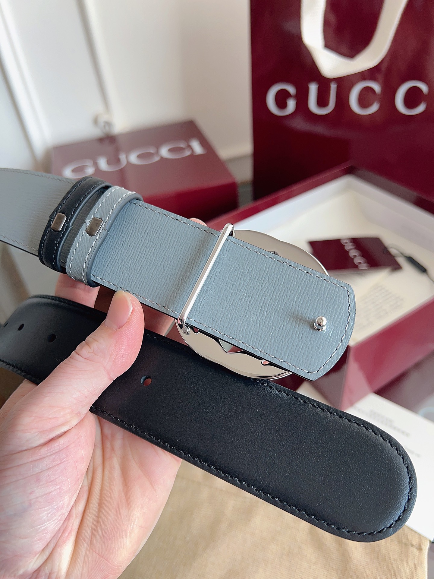 P Gucci 这款男士腰带亮眼吸睛，是2026早春系列之一。腰带扣设有一个销钉，可轻松翻转互扣式双G造