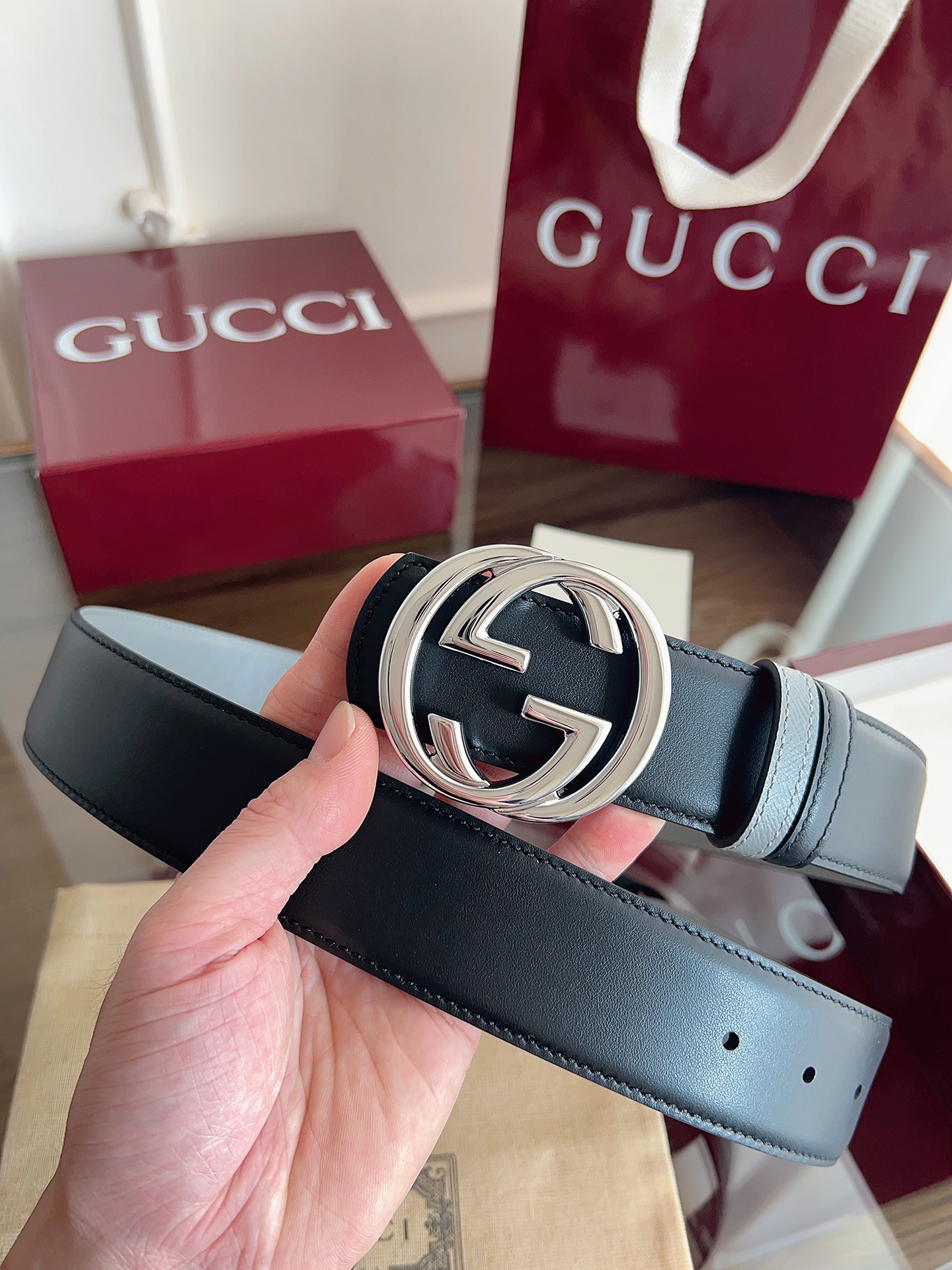 P Gucci 这款男士腰带亮眼吸睛，是2026早春系列之一。腰带扣设有一个销钉，可轻松翻转互扣式双G造