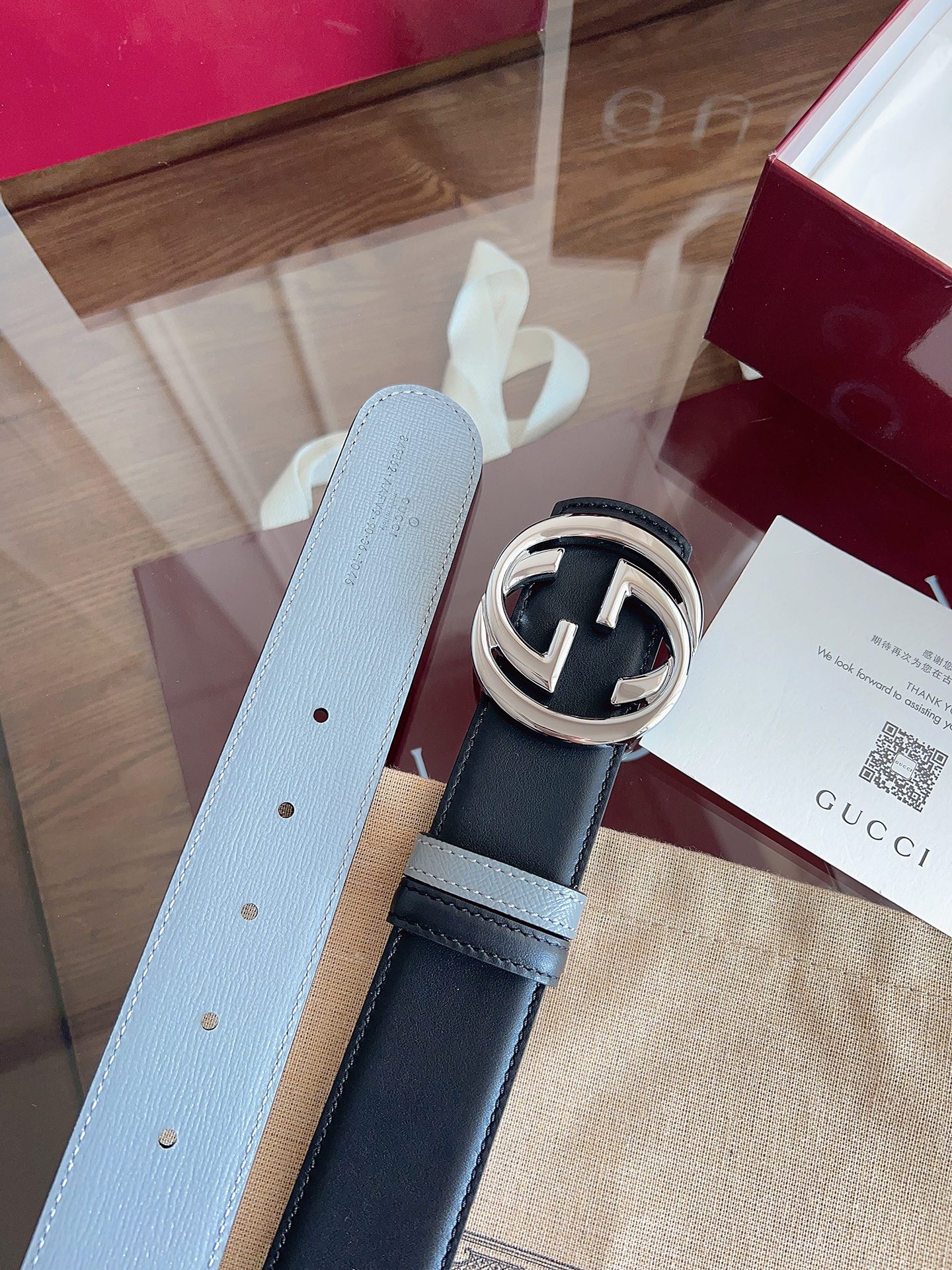 P Gucci 这款男士腰带亮眼吸睛，是2026早春系列之一。腰带扣设有一个销钉，可轻松翻转互扣式双G造