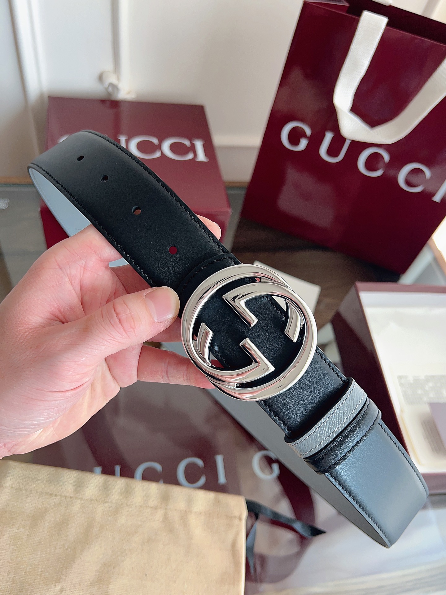 P Gucci 这款男士腰带亮眼吸睛，是2026早春系列之一。腰带扣设有一个销钉，可轻松翻转互扣式双G造