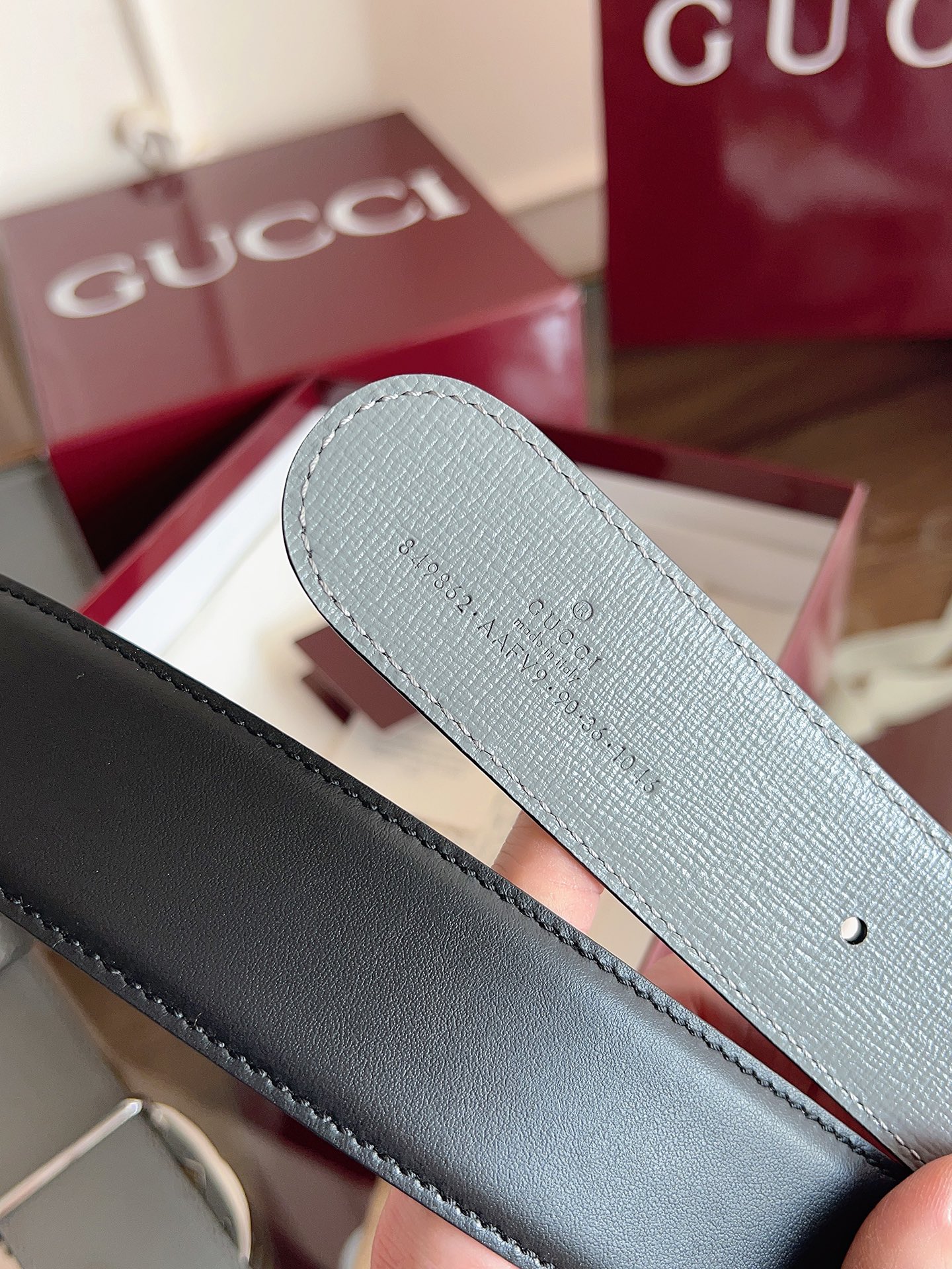 P Gucci 这款男士腰带亮眼吸睛，是2026早春系列之一。腰带扣设有一个销钉，可轻松翻转互扣式双G造