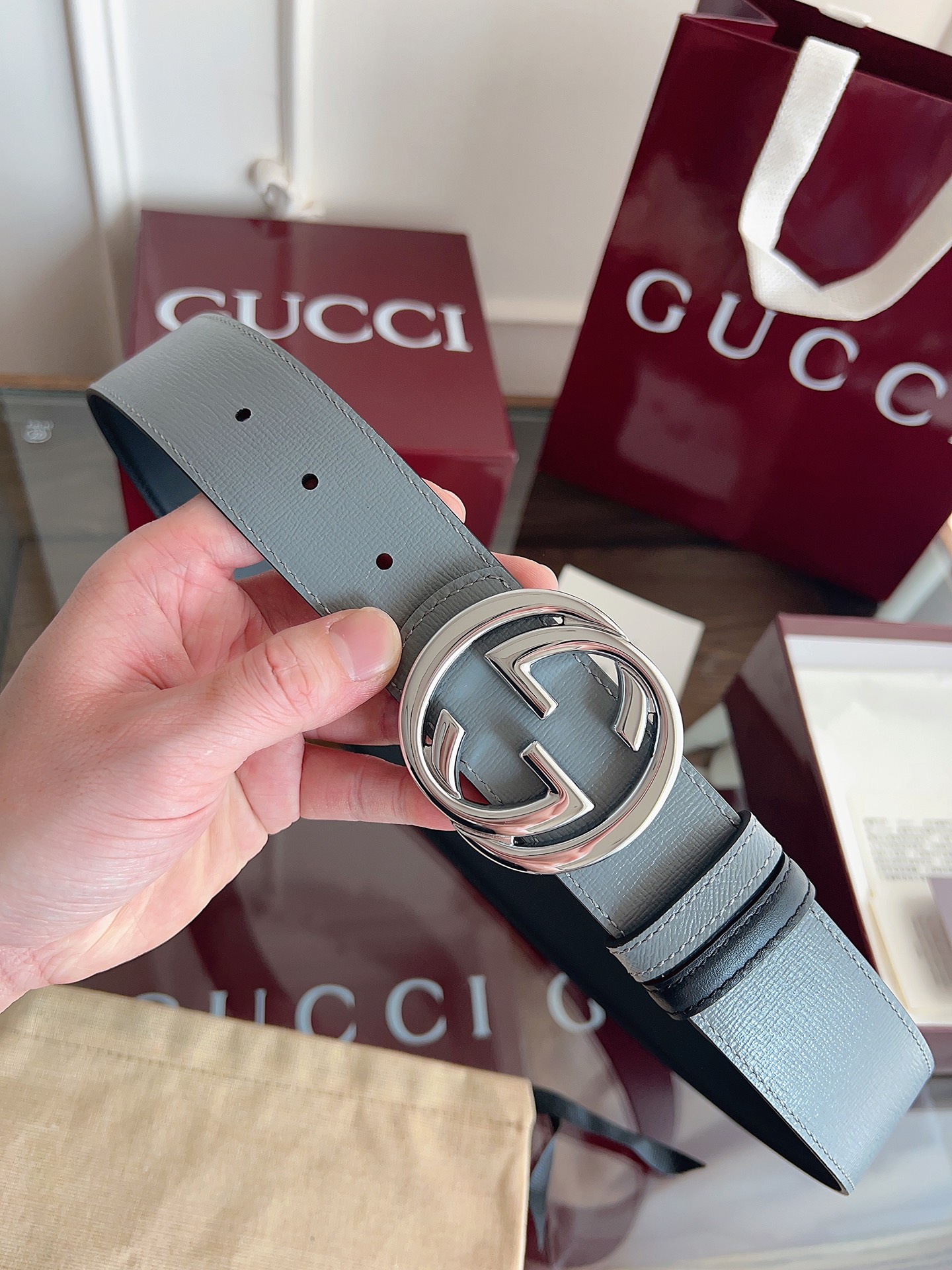 P Gucci 这款男士腰带亮眼吸睛，是2026早春系列之一。腰带扣设有一个销钉，可轻松翻转互扣式双G造