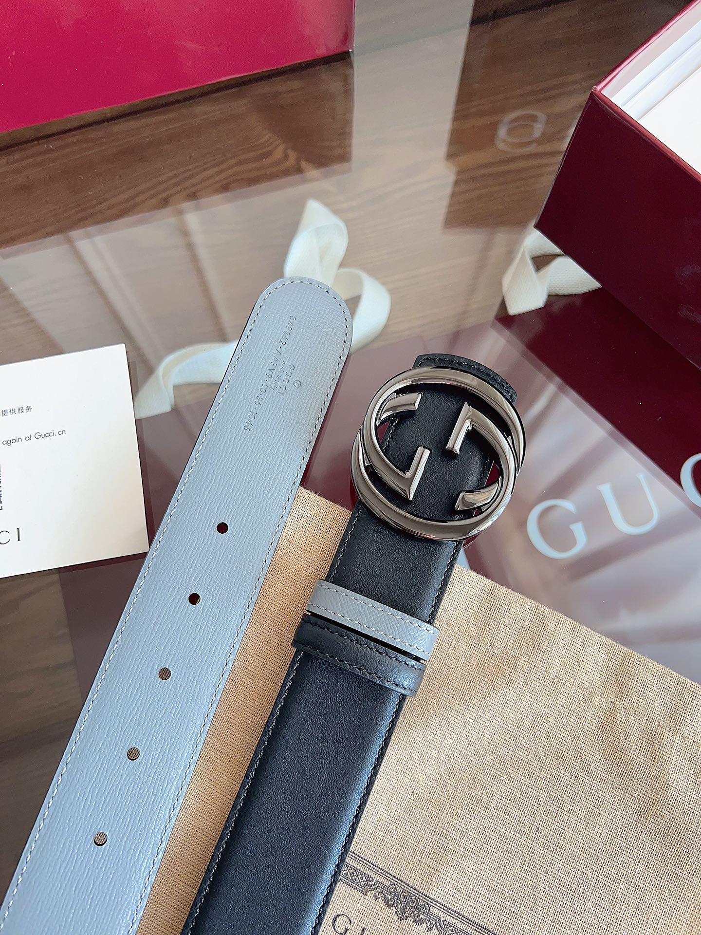 NO:678004,Gucci's eye-catching men's belt is one of the 2026 early spring series. The belt buckle is equipped with a pin, which can easily flip the interlocking double G style accessories. One side is black cow leather, the other side is gray cow leather, the width is 4cm, and the belt is designed to be used on both sides., belt, gucci, cowhide19860909Gucci 这款男士腰带亮眼吸睛,是2026早春系列之一.腰带扣设有一个销钉,可轻松翻转互扣式双G造型配件.一面为黑色牛皮革,另一面为灰色牛皮革,宽度4cm,一带设计双面使用.,皮带,gucci,cowhide,Belt