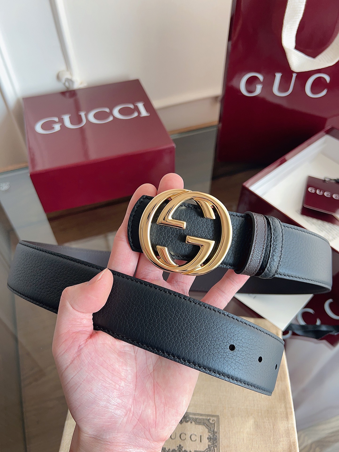 P Gucci 这款男士腰带亮眼吸睛，是2026早春系列之一。腰带扣设有一个销钉，可轻松翻转互扣式双G造