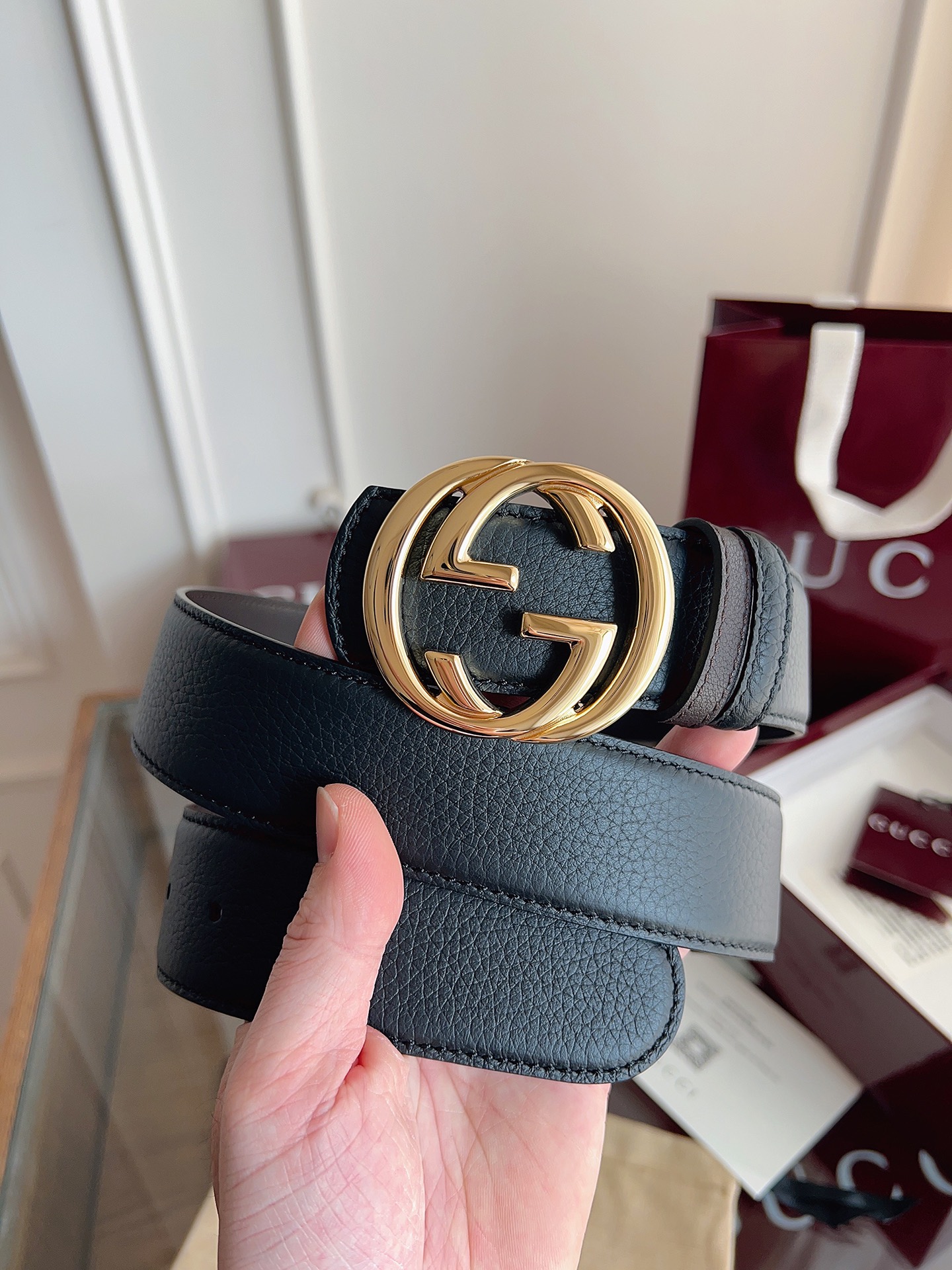 P Gucci 这款男士腰带亮眼吸睛，是2026早春系列之一。腰带扣设有一个销钉，可轻松翻转互扣式双G造