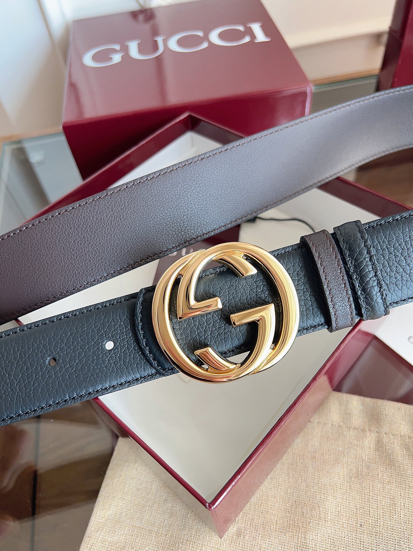 P Gucci 这款男士腰带亮眼吸睛，是2026早春系列之一。腰带扣设有一个销钉，可轻松翻转互扣式双G造