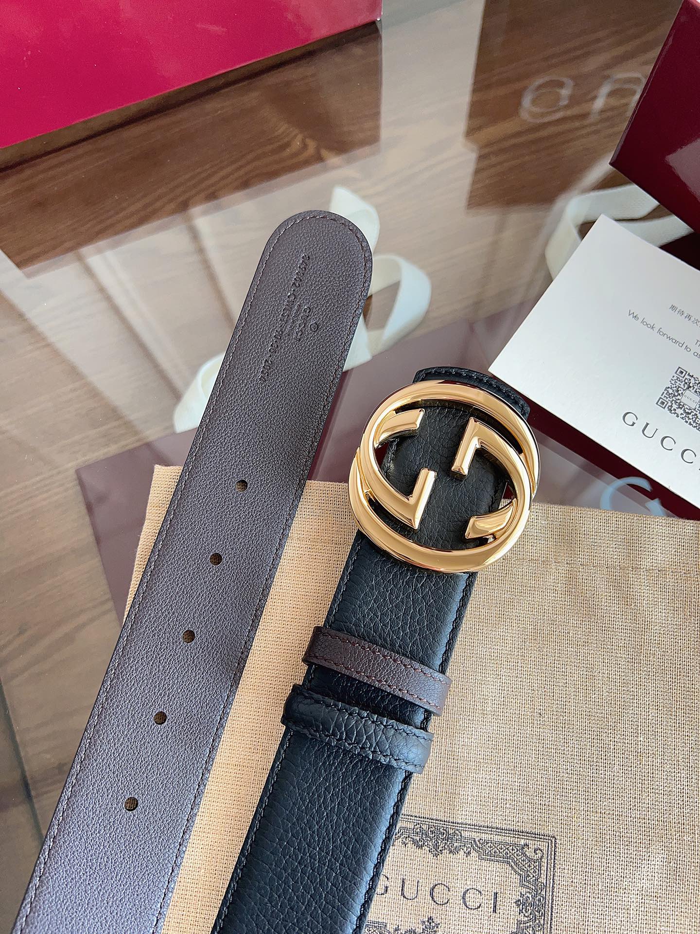 P Gucci 这款男士腰带亮眼吸睛，是2026早春系列之一。腰带扣设有一个销钉，可轻松翻转互扣式双G造