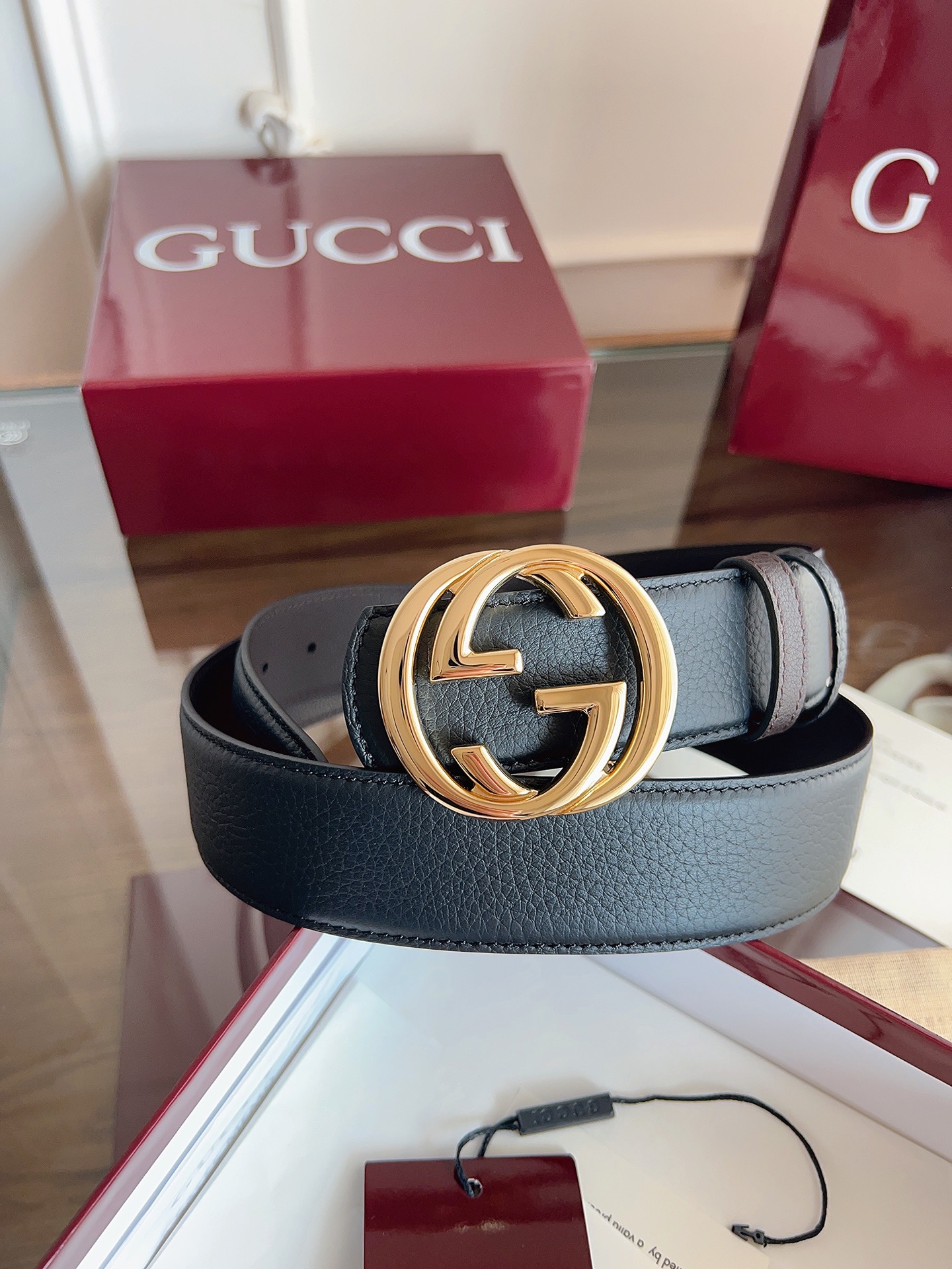 P Gucci 这款男士腰带亮眼吸睛，是2026早春系列之一。腰带扣设有一个销钉，可轻松翻转互扣式双G造