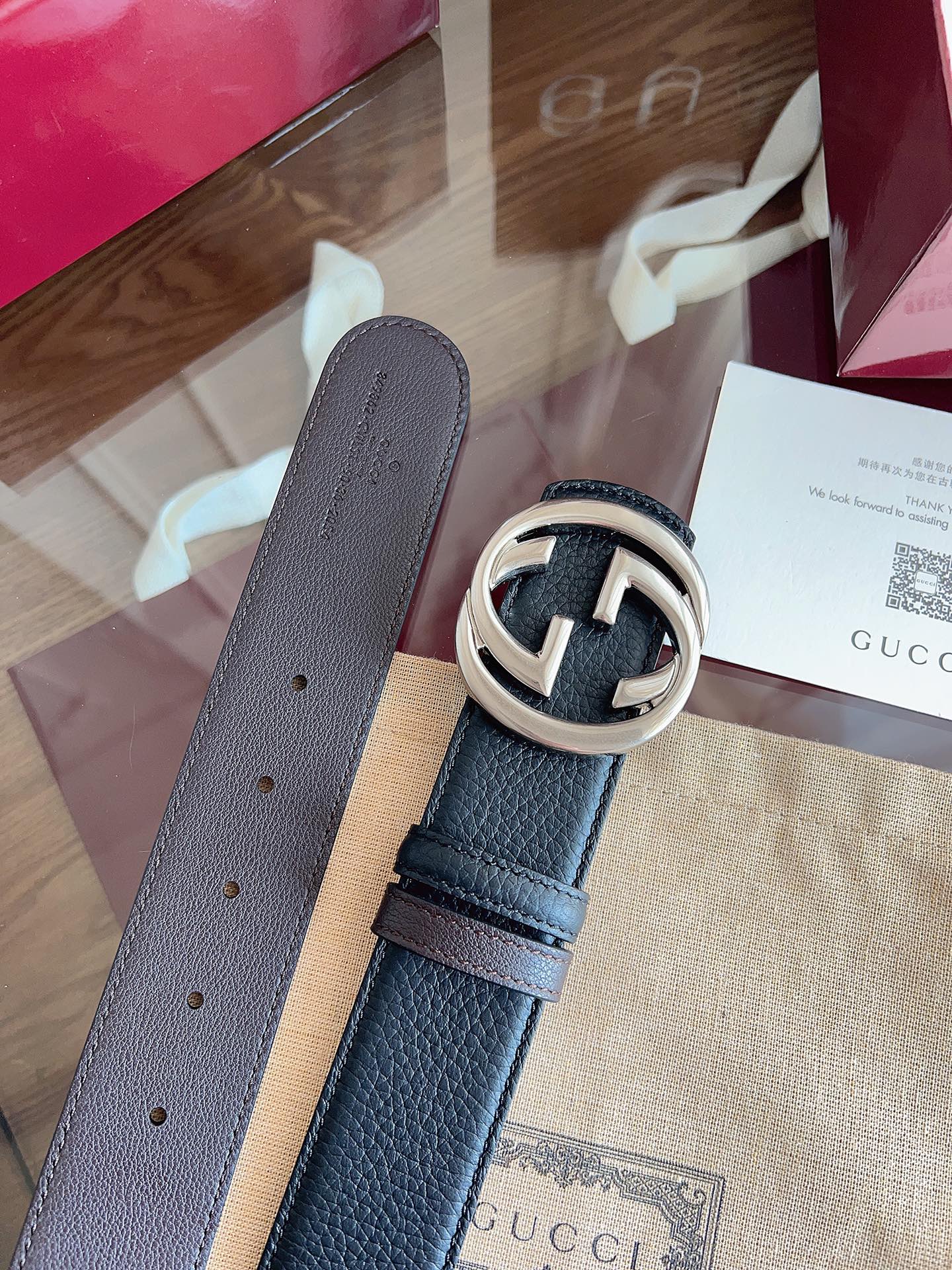 NO:678012,Gucci's eye-catching men's belt is one of the 2026 early spring series. The belt buckle has a pin that can easily flip the interlocking double G-shaped accessories. One side is black cow leather, the other side is dark brown cow leather, the width is 4cm, and the belt is designed to be used on both sides., belt, gucci, cowhide19860909Gucci 这款男士腰带亮眼吸睛,是2026早春系列之一.腰带扣设有一个销钉,可轻松翻转互扣式双G造型配件.一面为黑色牛皮革,另一面为深棕牛皮革,宽度4cm,一带设计双面使用.,皮带,gucci,cowhide,Belt