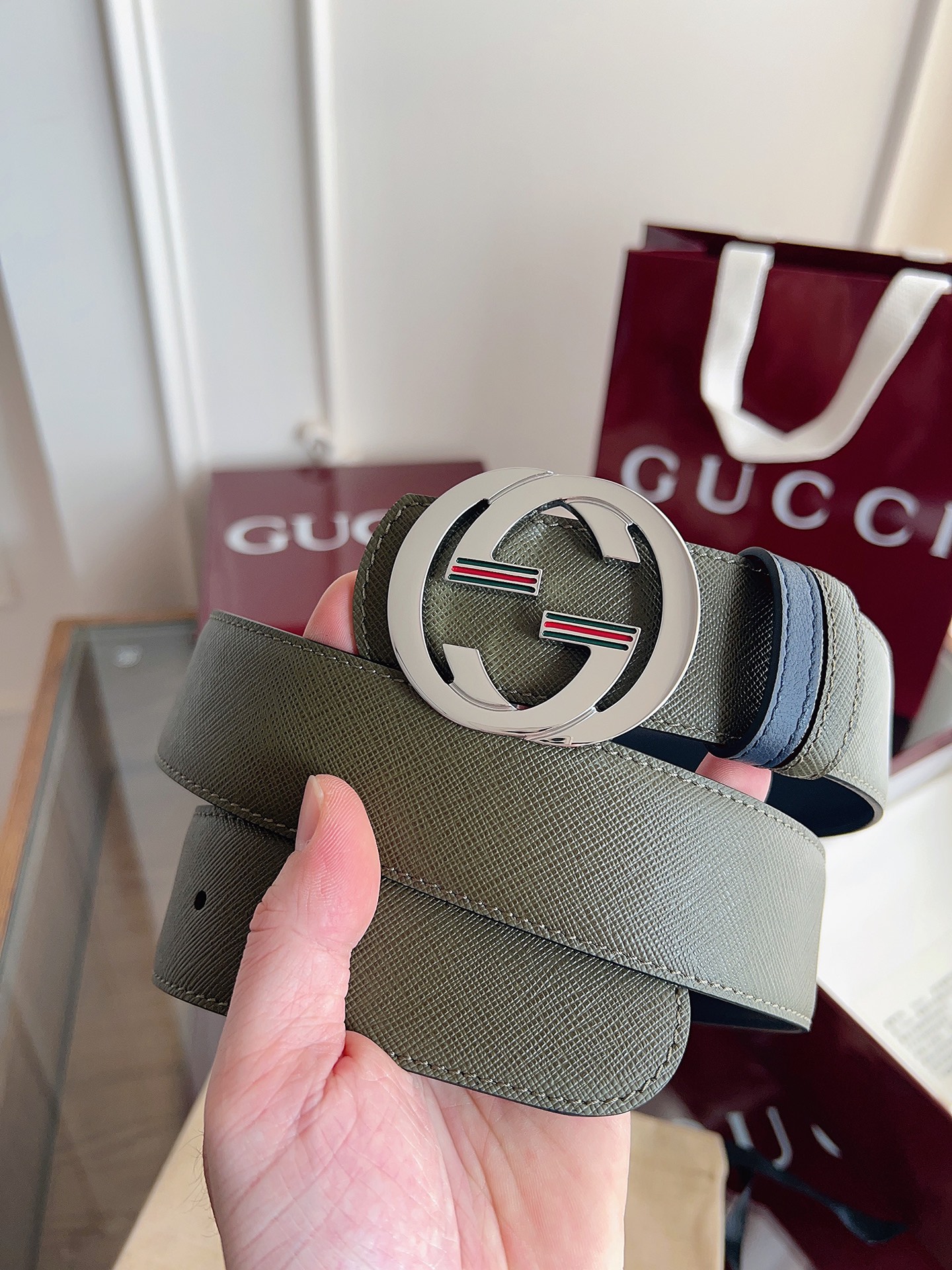 Gucci Gucci 古奇新款 带身釆用 掌纹面皮 进口底皮 金属纯铜五金制造 德国 机车走线