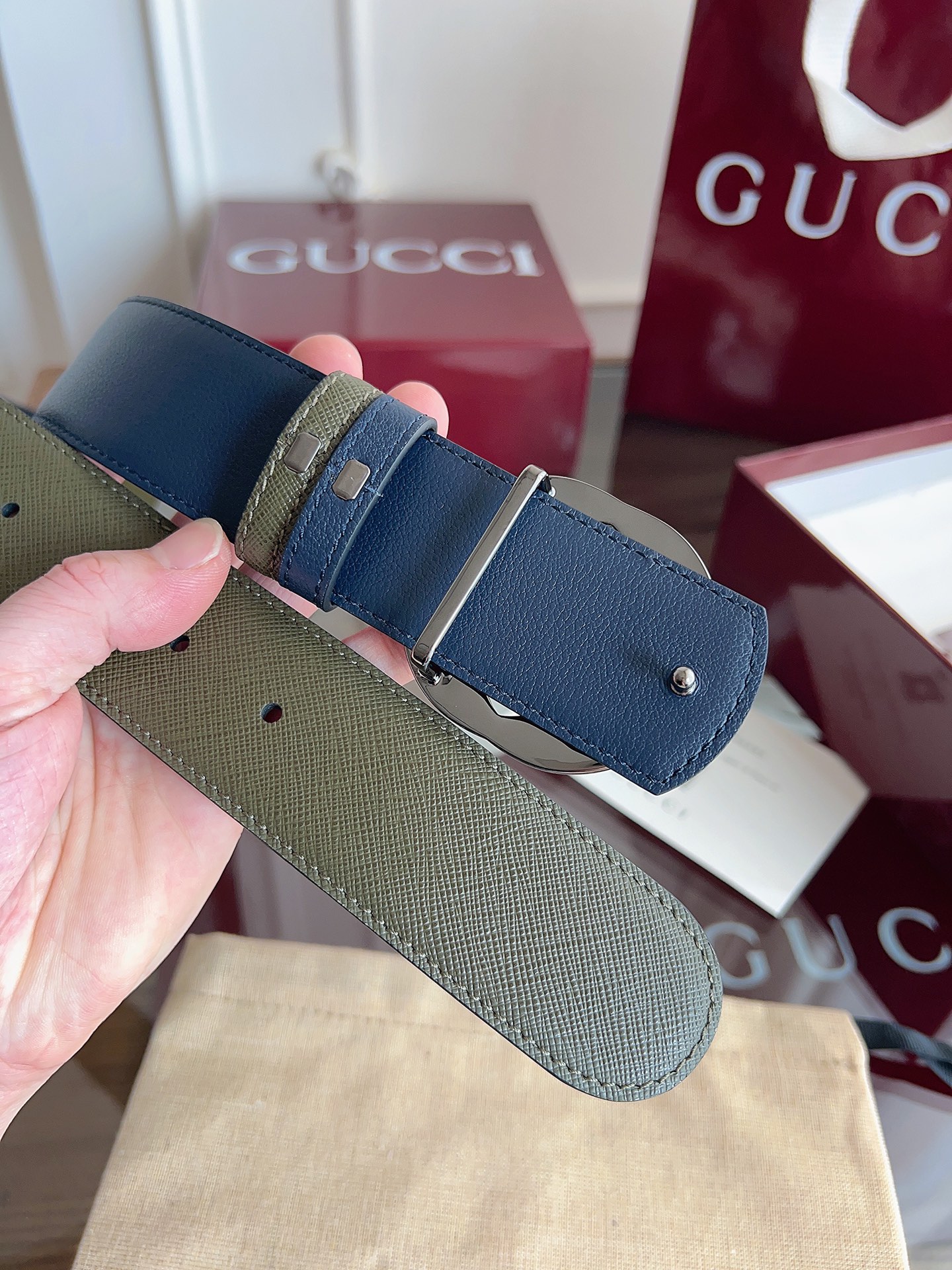 P Gucci 这款男士腰带亮眼吸睛，是2026早春系列之一。腰带扣设有一个销钉，可轻松翻转互扣式双G造