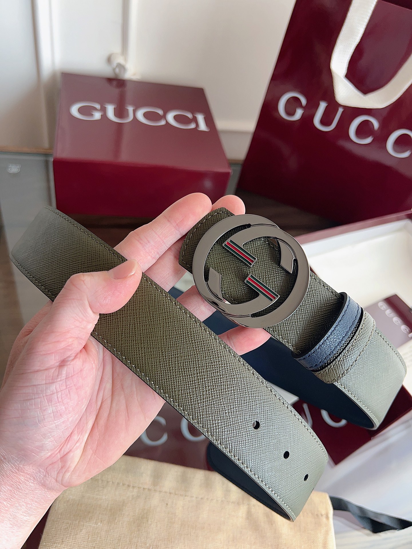 P Gucci 这款男士腰带亮眼吸睛，是2026早春系列之一。腰带扣设有一个销钉，可轻松翻转互扣式双G造