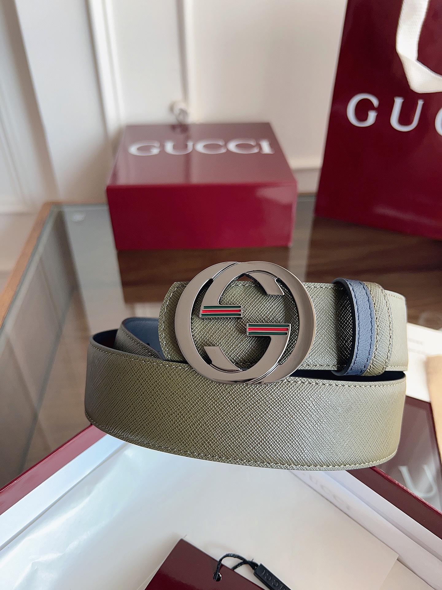 P Gucci 这款男士腰带亮眼吸睛，是2026早春系列之一。腰带扣设有一个销钉，可轻松翻转互扣式双G造