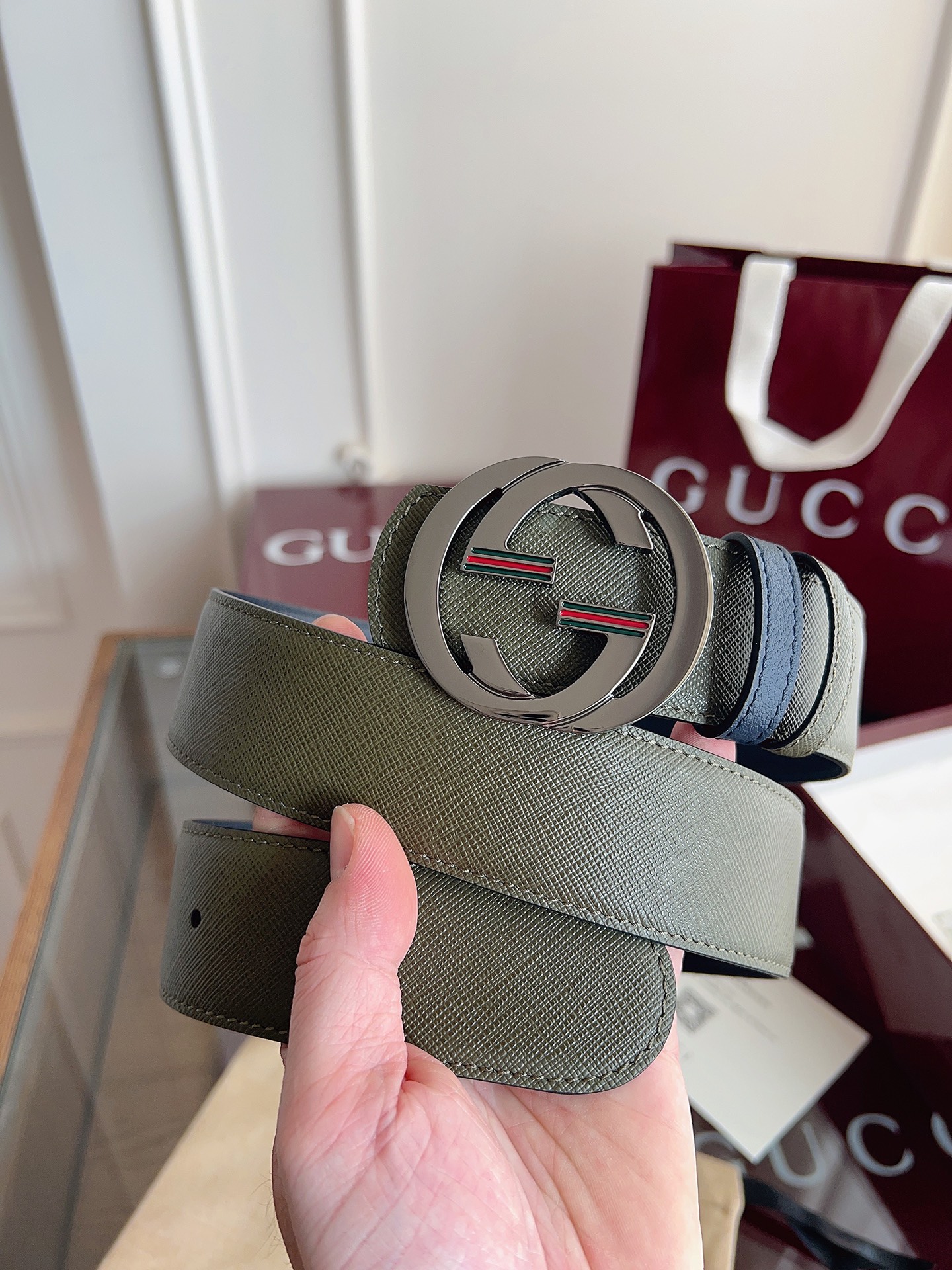 P Gucci 这款男士腰带亮眼吸睛，是2026早春系列之一。腰带扣设有一个销钉，可轻松翻转互扣式双G造