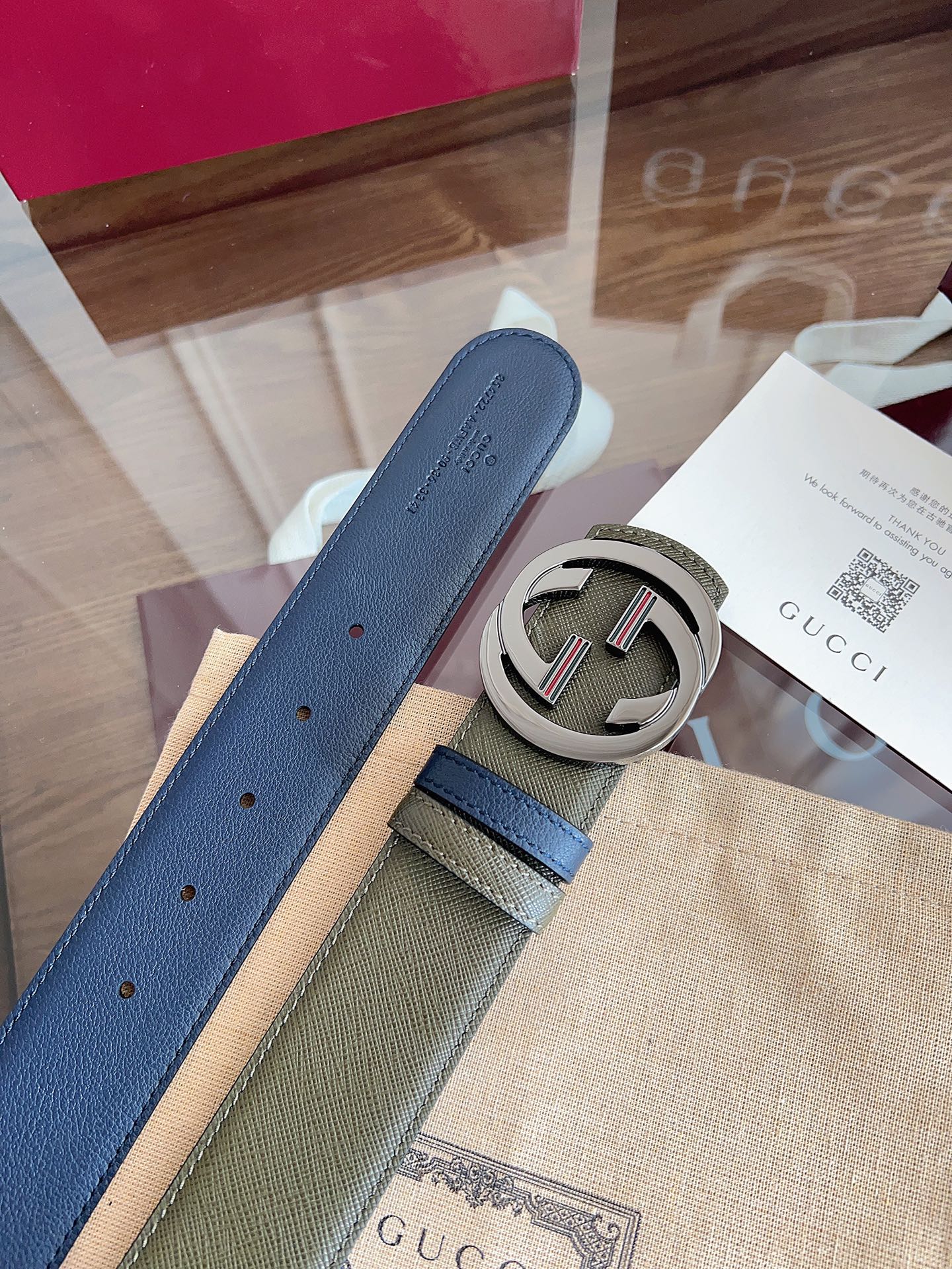 NO:678015,Gucci's eye-catching men's belt is one of the 2026 early spring series. The belt buckle has a pin that can easily flip the interlocking double G style accessories. One side is dark green grained cow leather, the other side is navy blue cow leather, the width is 4cm, and the belt is designed to be used on both sides., belt, gucci, cowhide19860909Gucci 这款男士腰带亮眼吸睛,是2026早春系列之一.腰带扣设有一个销钉,可轻松翻转互扣式双G造型配件.一面为深绿色粒面牛皮革,另一面为海军蓝牛皮革,宽度4cm,一带设计双面使用.,皮带,gucci,cowhide,Belt