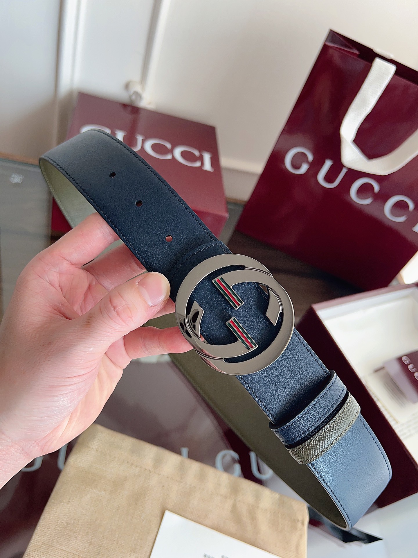 P Gucci 这款男士腰带亮眼吸睛，是2026早春系列之一。腰带扣设有一个销钉，可轻松翻转互扣式双G造