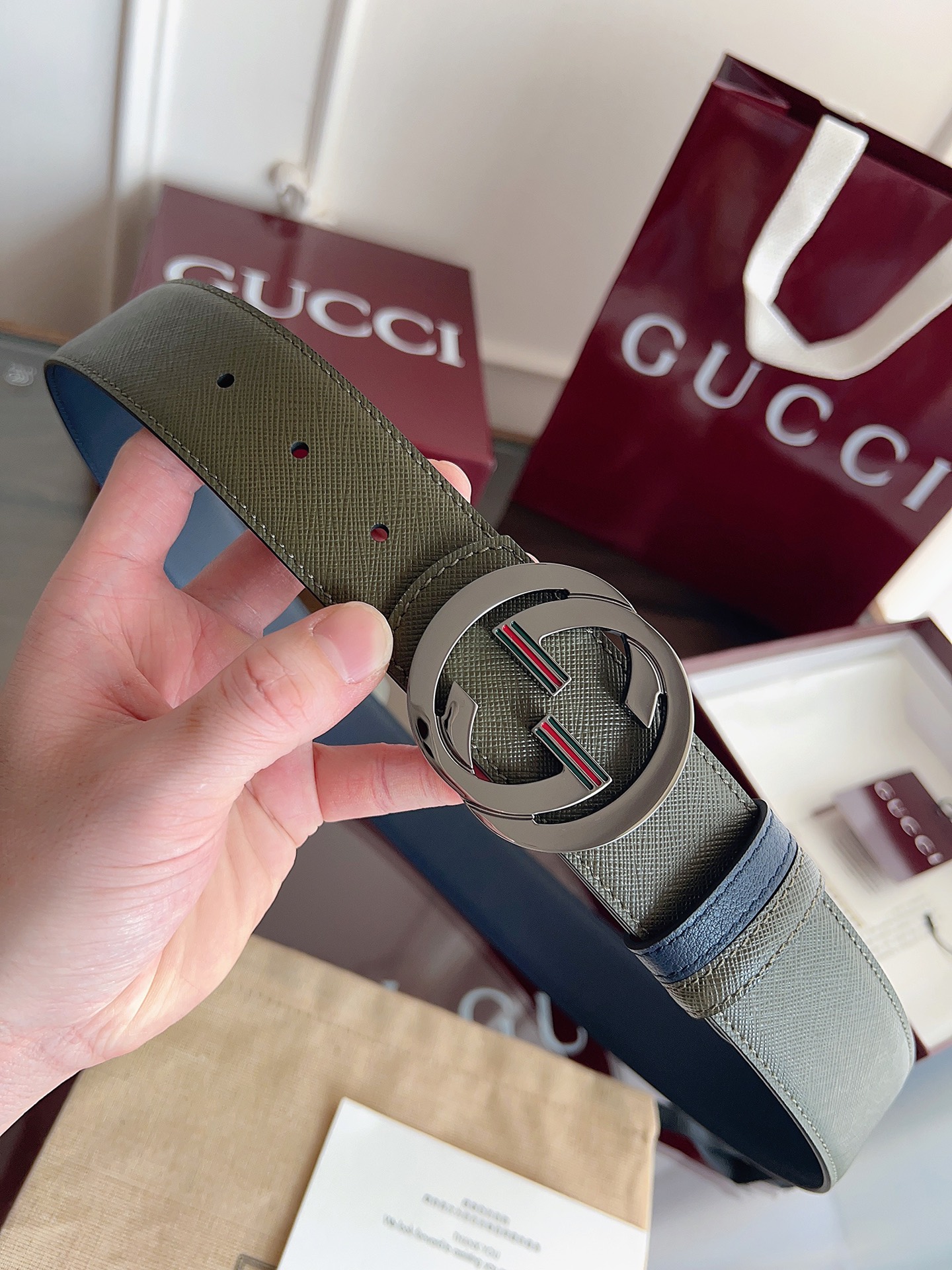 P Gucci 这款男士腰带亮眼吸睛，是2026早春系列之一。腰带扣设有一个销钉，可轻松翻转互扣式双G造