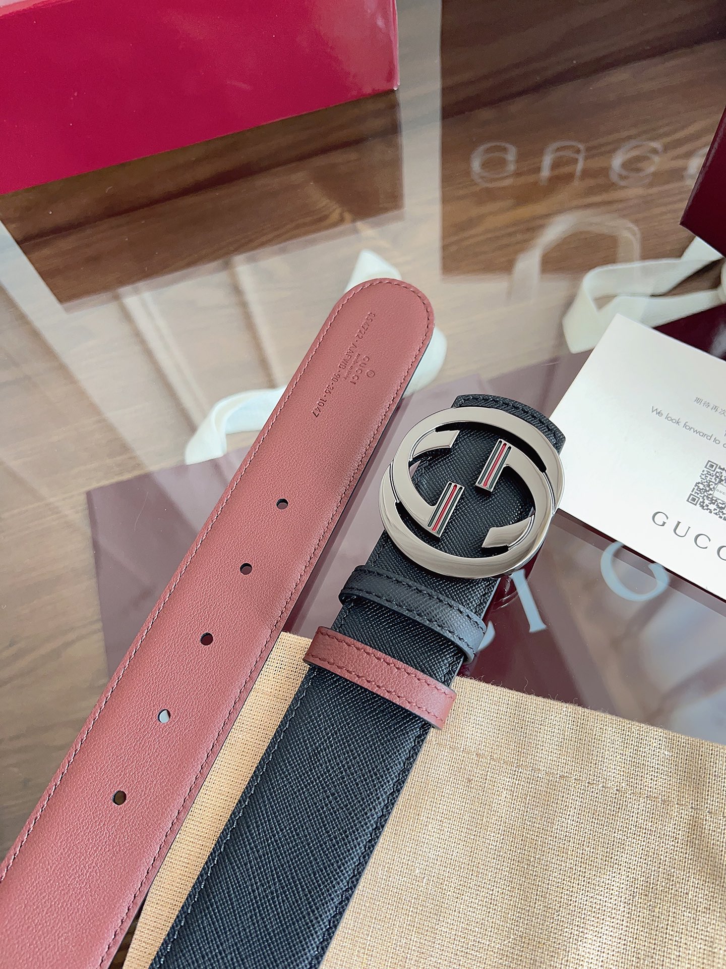 NO:678021,Gucci's eye-catching men's belt is one of the 2026 early spring series. The belt buckle has a pin that can easily flip the interlocking double G style accessories. One side is black grained cow leather, the other side is maroon cow leather, the width is 4cm, and the belt is designed to be used on both sides., belt, gucci, cowhide19860909Gucci 这款男士腰带亮眼吸睛,是2026早春系列之一.腰带扣设有一个销钉,可轻松翻转互扣式双G造型配件.一面为黑色粒面牛皮革,另一面为枣红色牛皮革,宽度4cm,一带设计双面使用.,皮带,gucci,cowhide,Belt