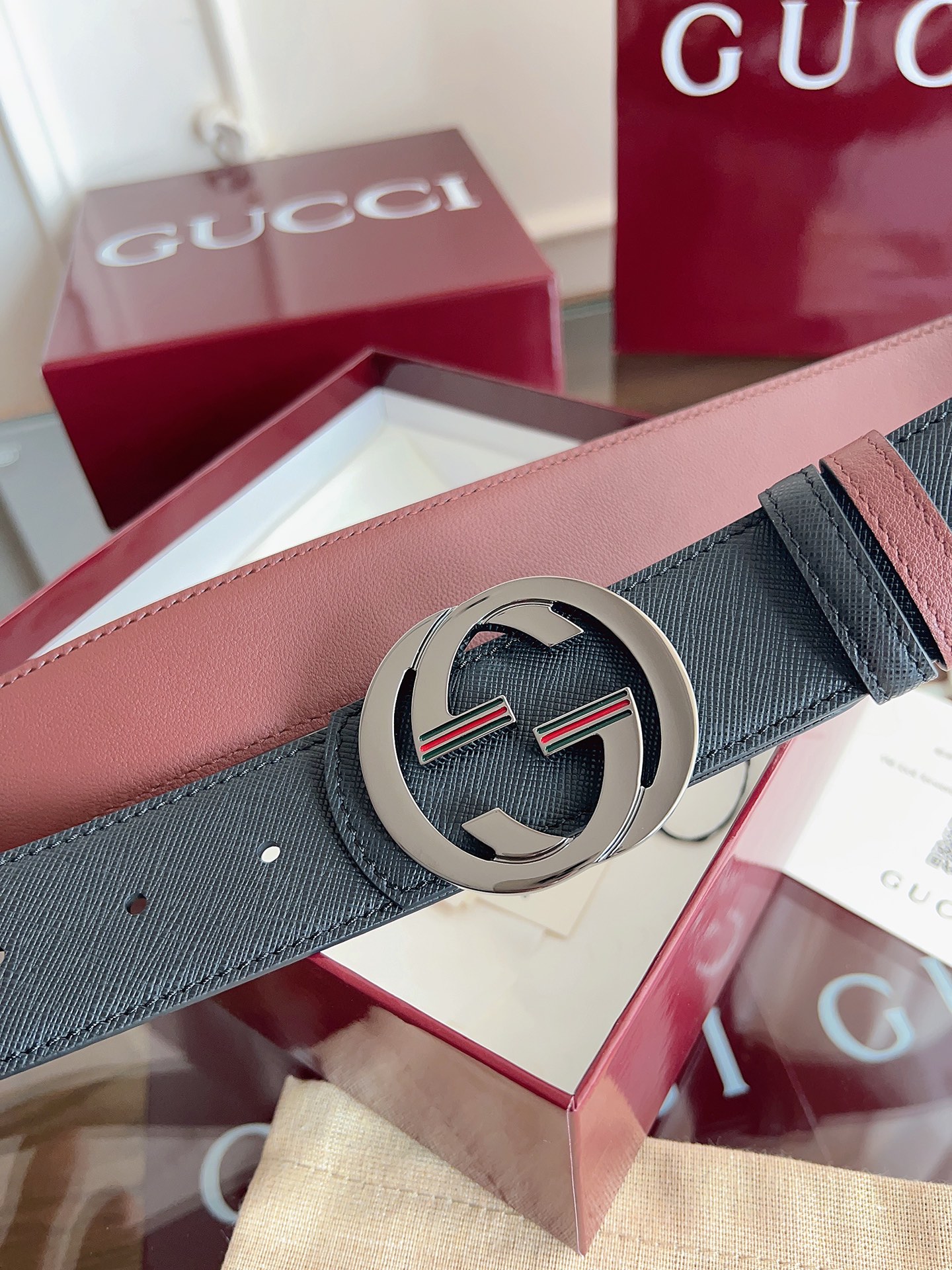 Gucci Gucci 古奇新款 带身釆用 掌纹面皮 进口底皮 金属纯铜五金制造 德国 机车走线