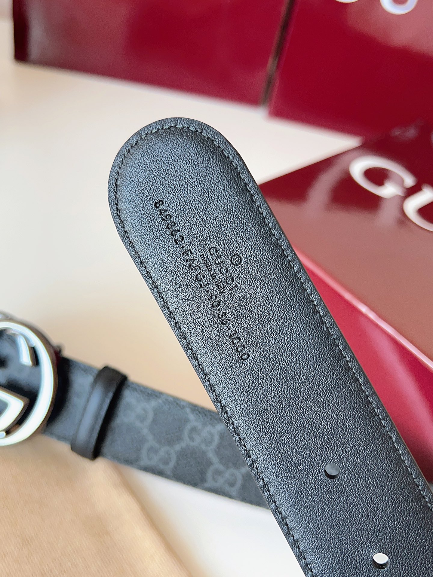 Gucci 这款男士腰带亮眼吸睛，是2026早春系列之一。腰带扣设有一个销钉，可轻松翻转互扣式双G造型配