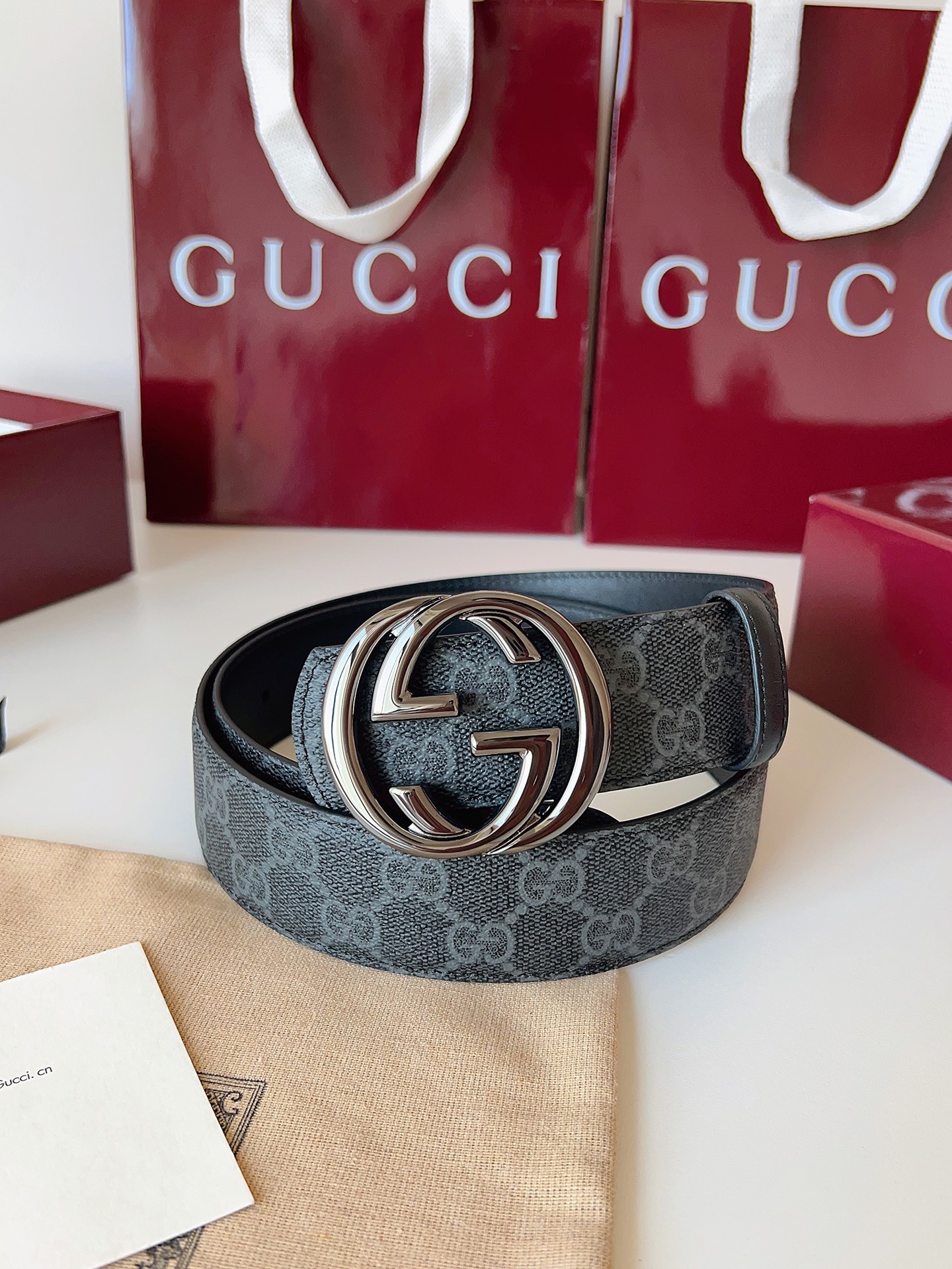 Gucci 这款男士腰带亮眼吸睛，是2026早春系列之一。腰带扣设有一个销钉，可轻松翻转互扣式双G造型配