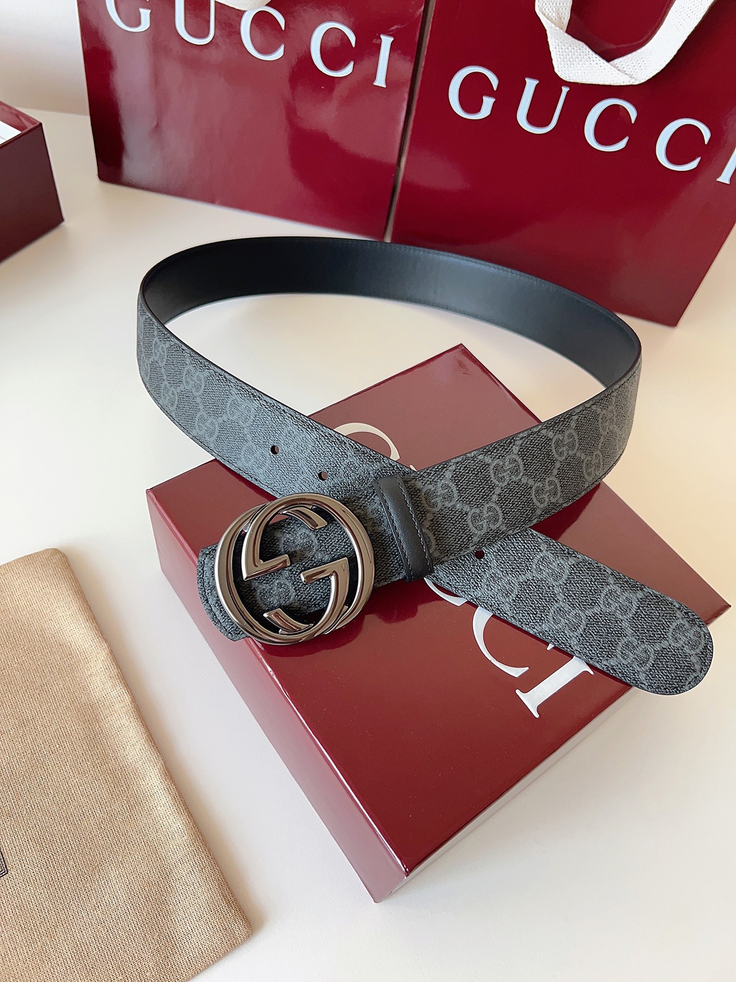 Gucci 这款男士腰带亮眼吸睛，是2026早春系列之一。腰带扣设有一个销钉，可轻松翻转互扣式双G造型配