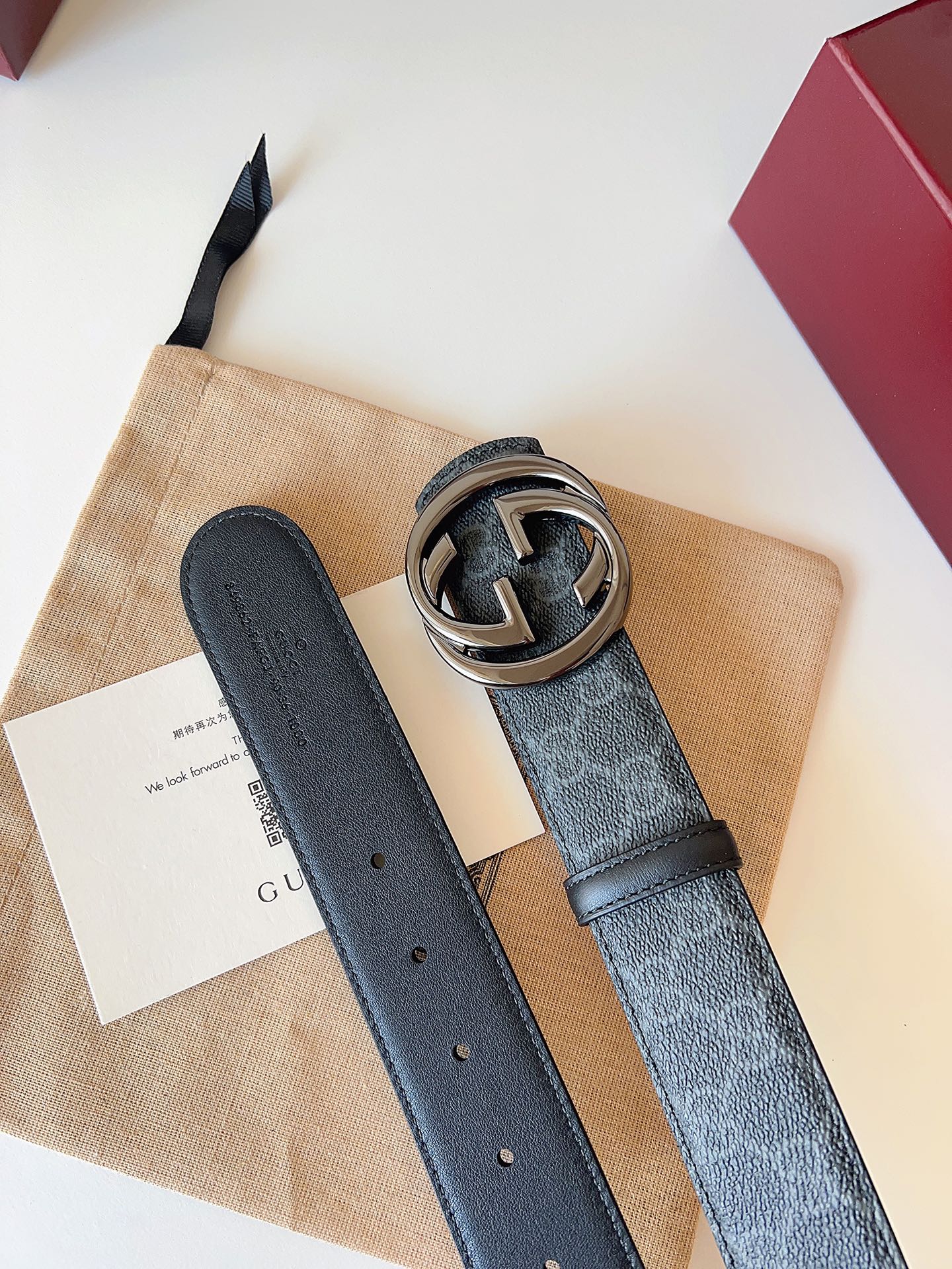 Gucci 这款男士腰带亮眼吸睛，是2026早春系列之一。腰带扣设有一个销钉，可轻松翻转互扣式双G造型配
