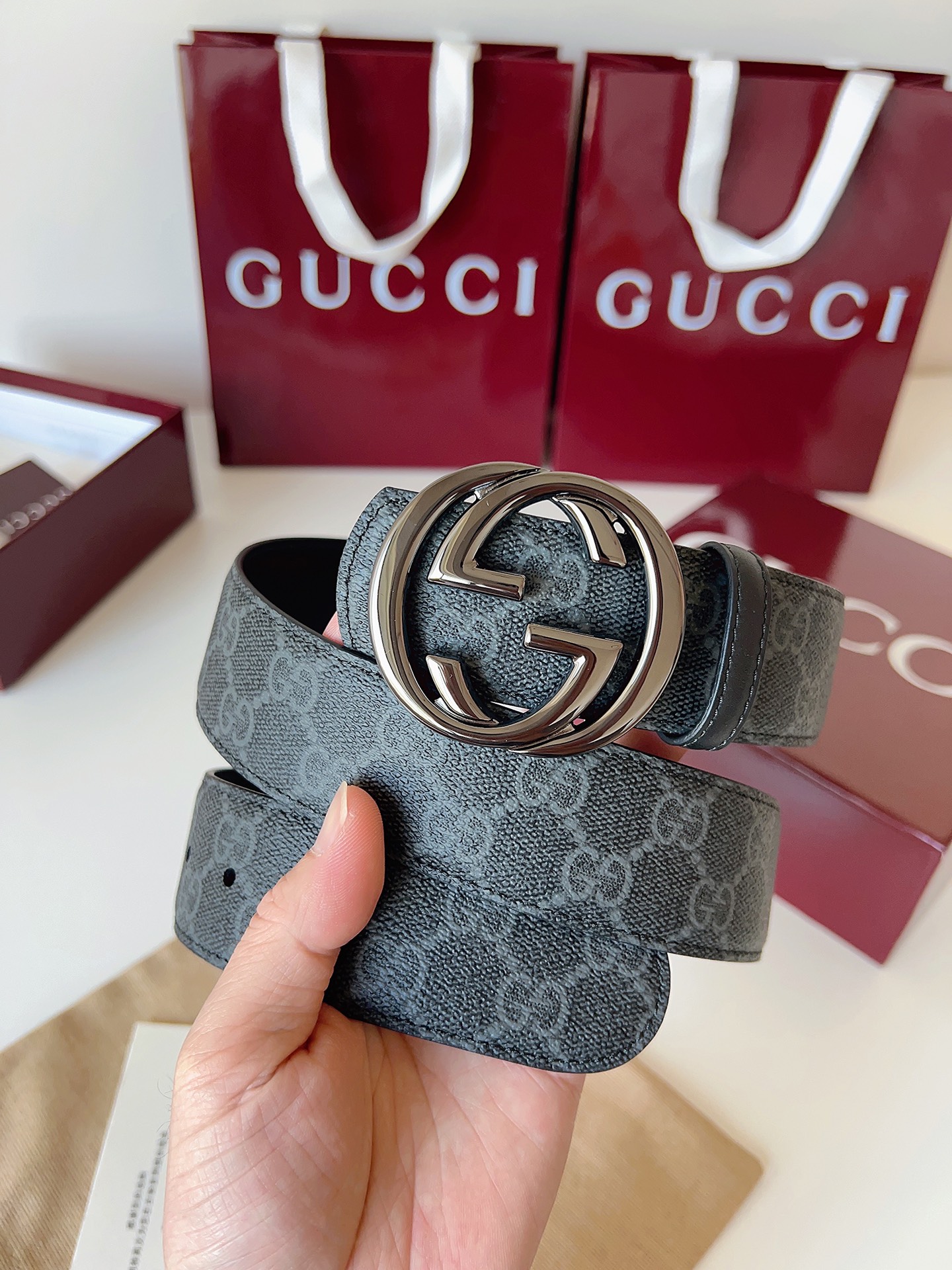 Gucci 这款男士腰带亮眼吸睛，是2026早春系列之一。腰带扣设有一个销钉，可轻松翻转互扣式双G造型配