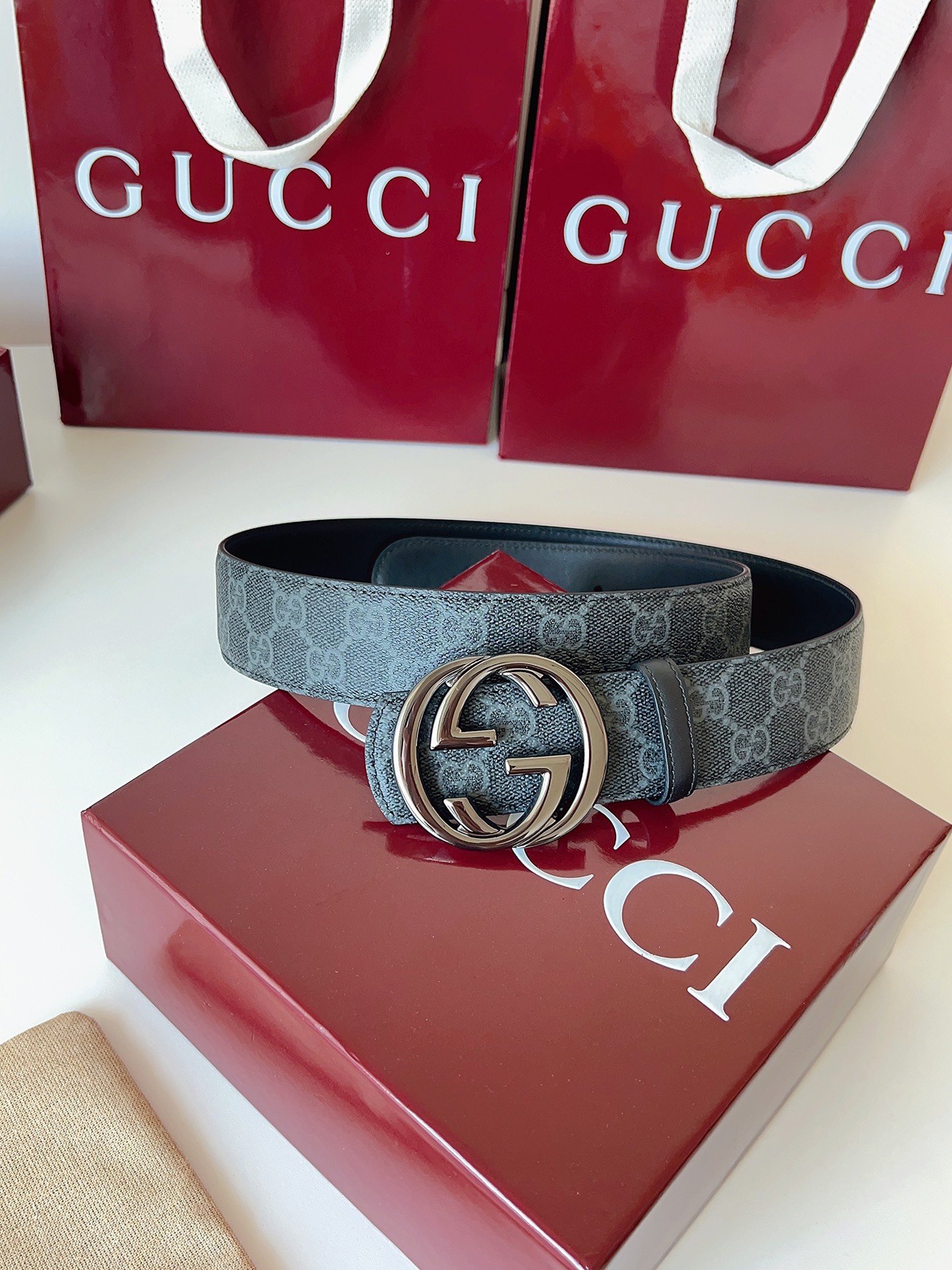 Gucci 这款男士腰带亮眼吸睛，是2026早春系列之一。腰带扣设有一个销钉，可轻松翻转互扣式双G造型配