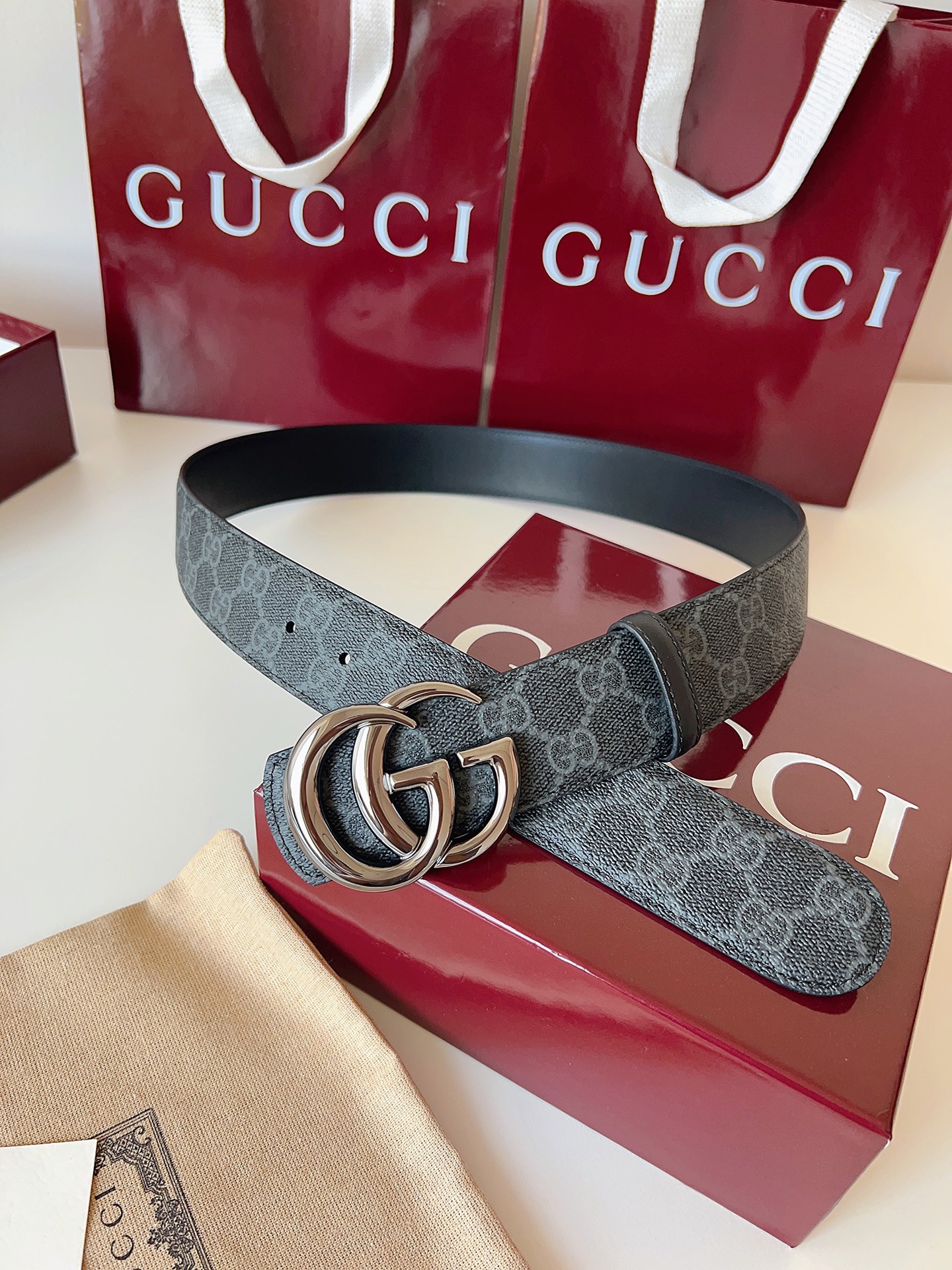 Gucci 这款男士腰带亮眼吸睛，是2026早春系列之一。腰带扣设有一个销钉，可轻松翻转互扣式双G造型配