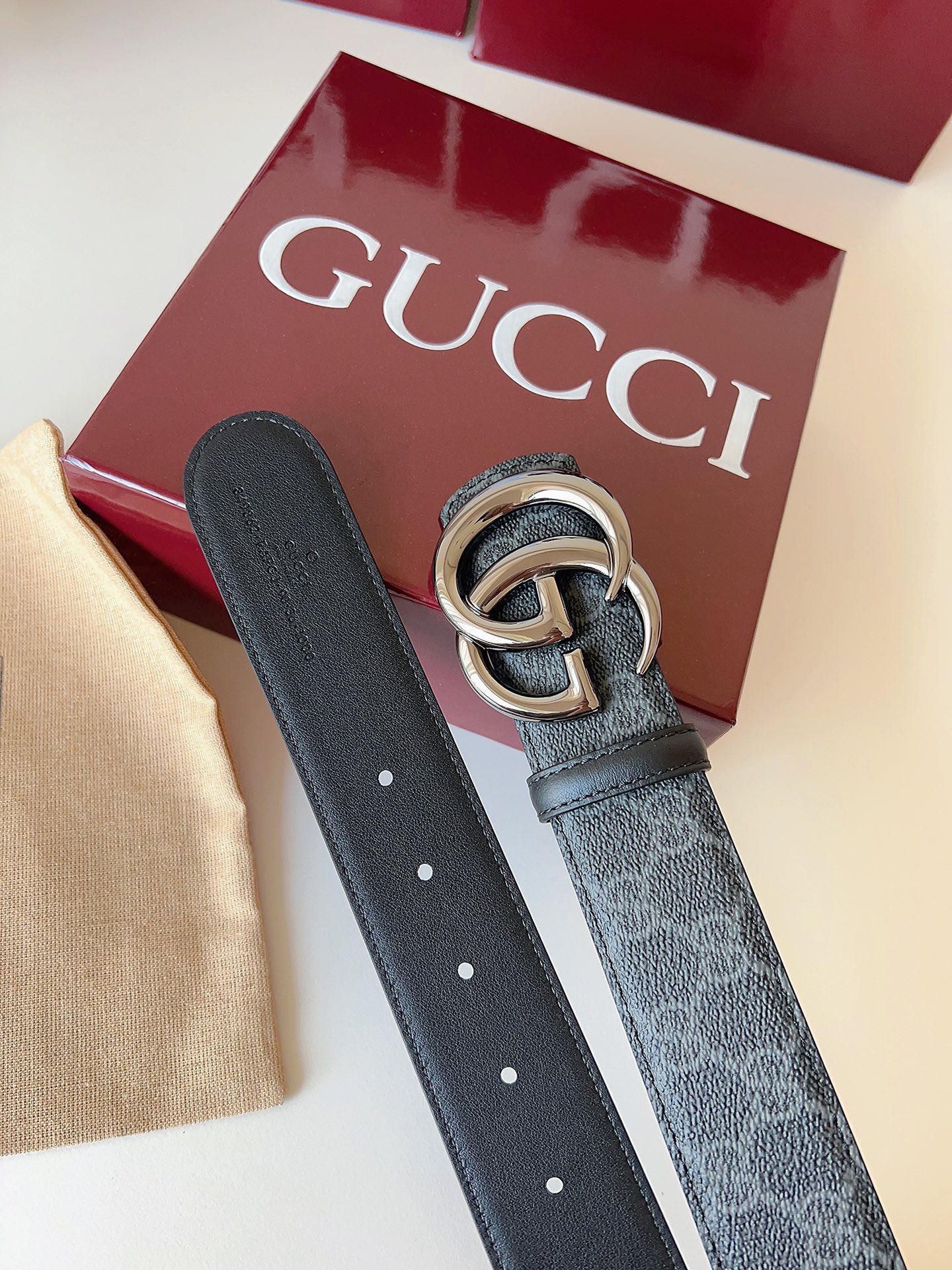 Gucci 这款男士腰带亮眼吸睛，是2026早春系列之一。腰带扣设有一个销钉，可轻松翻转互扣式双G造型配