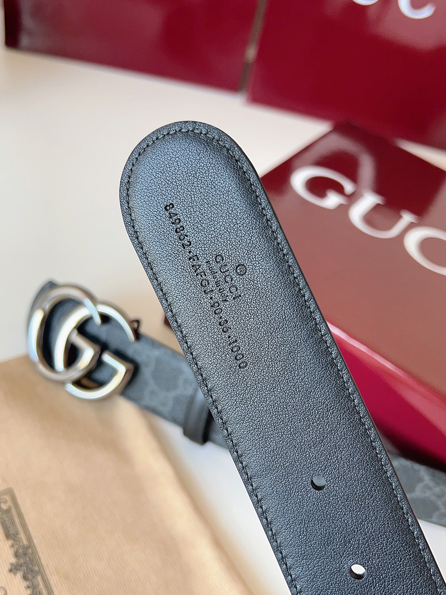 Gucci 这款男士腰带亮眼吸睛，是2026早春系列之一。腰带扣设有一个销钉，可轻松翻转互扣式双G造型配