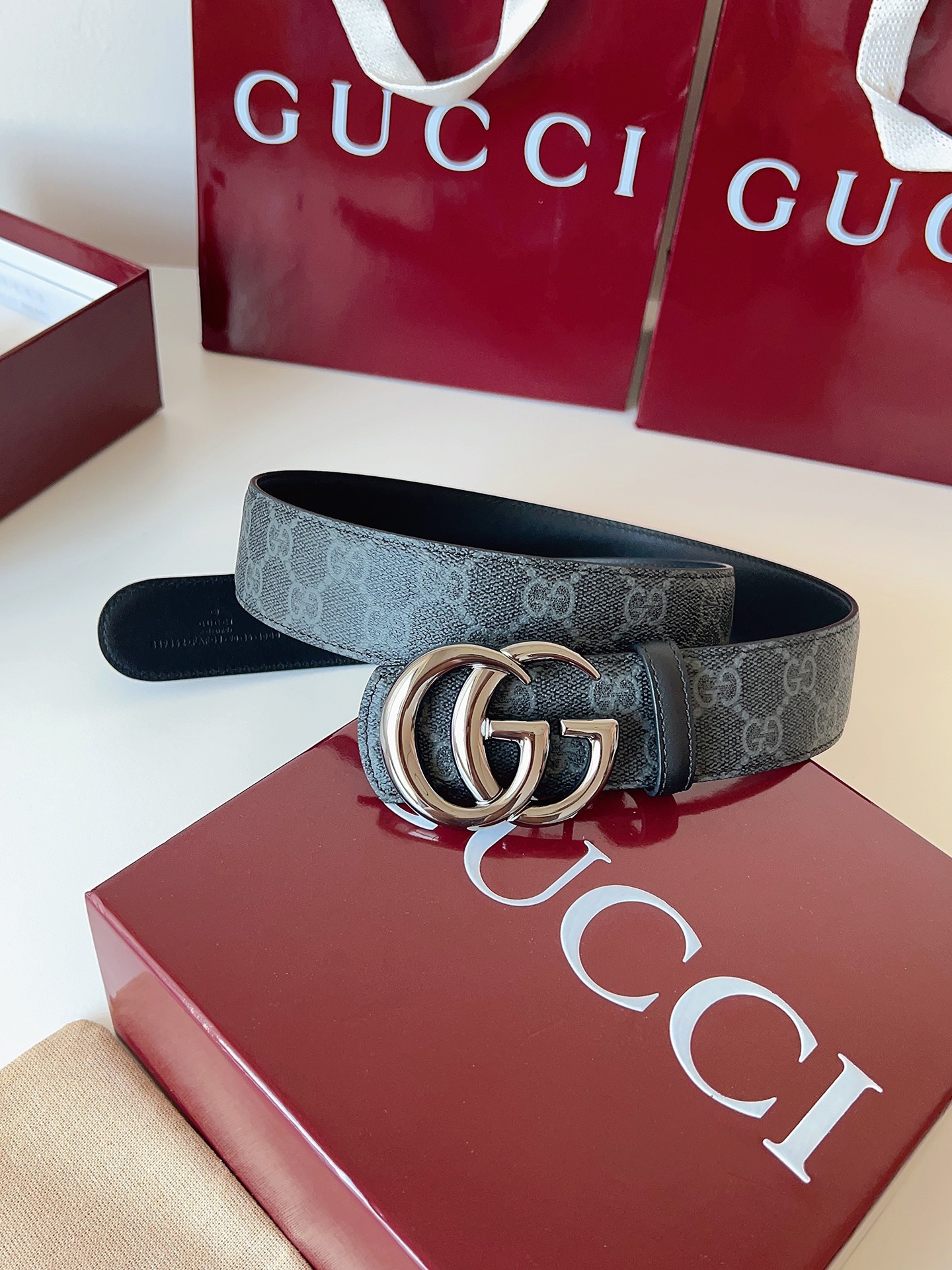 Gucci 这款男士腰带亮眼吸睛，是2026早春系列之一。腰带扣设有一个销钉，可轻松翻转互扣式双G造型配