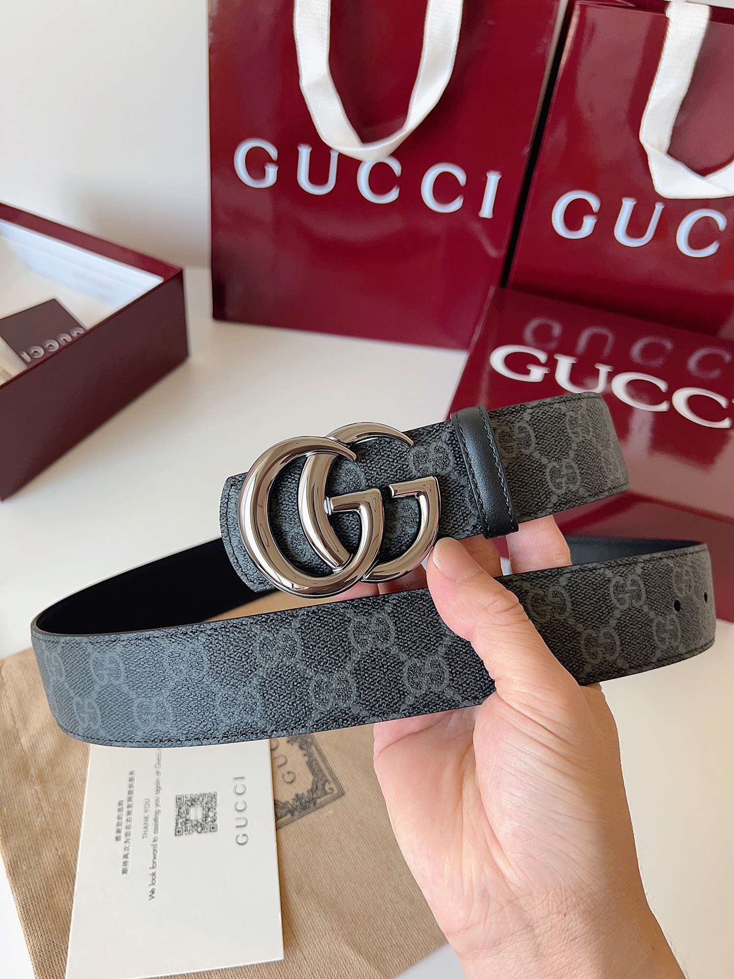 NO:703832,Gucci's eye-catching men's belt is one of the 2026 early spring series. The belt buckle has a pin that can easily flip the interlocking double G styling accessories. One side is made of soft GG supreme canvas, the other side is black leather, width 4cm, belt, gucci19860909Gucci 这款男士腰带亮眼吸睛,是2026早春系列之一.腰带扣设有一个销钉,可轻松翻转互扣式双G造型配件.一面为柔软GG supreme帆布,另一面为黑色皮革,宽度4cm,皮带,gucci,Belt