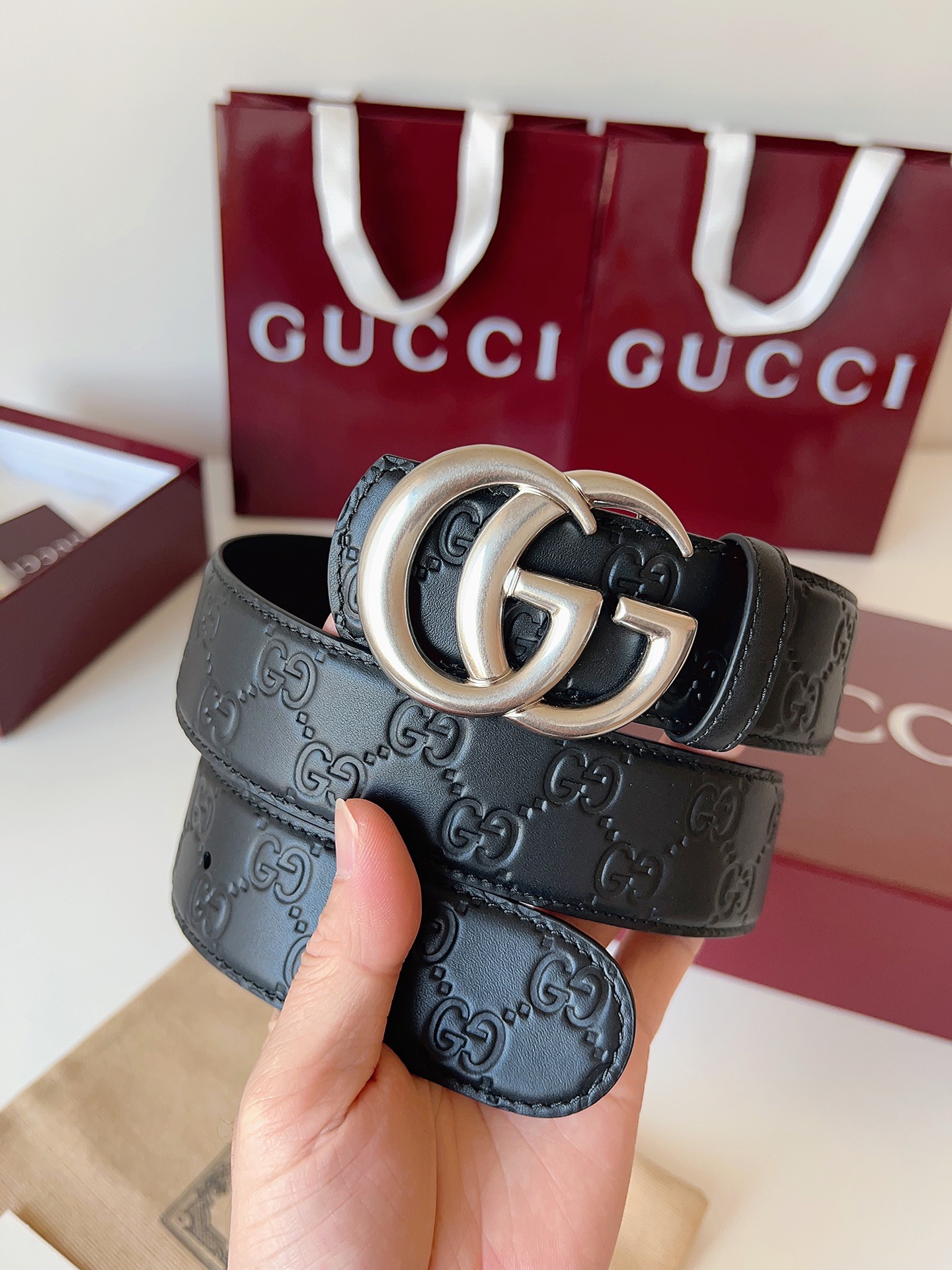 Gucci 这款男士腰带亮眼吸睛，是2026早春系列之一。腰带扣设有一个销钉，可轻松翻转互扣式双G造型配