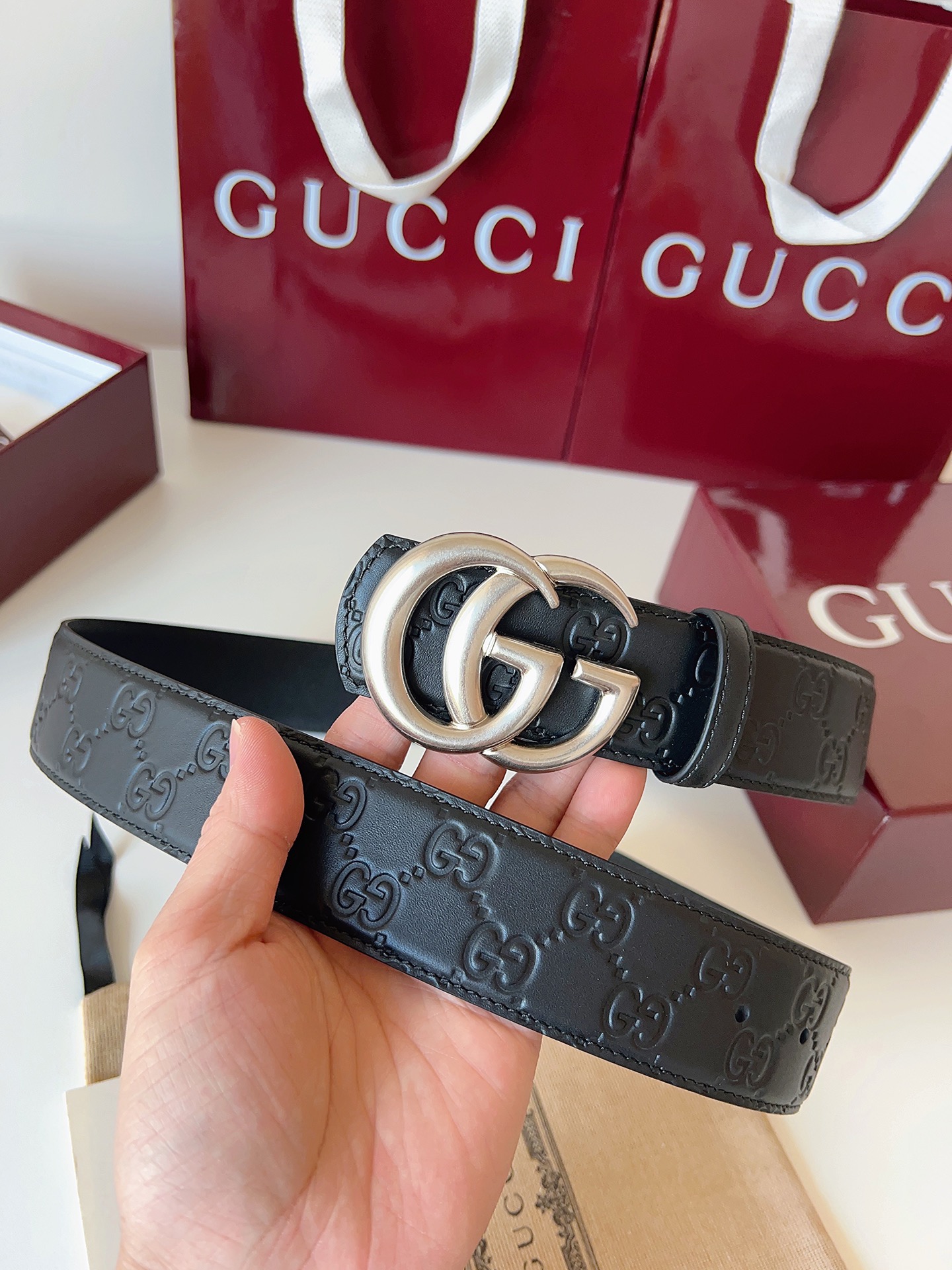 NO:703787,Gucci's eye-catching men's belt is one of the 2026 early spring series. The belt buckle has a pin that can easily flip the interlocking double G styling accessories. One side is black GG printed embossed cow leather, the other side is black leather, width 4cm, belt, gucci, cowhide19860909Gucci 这款男士腰带亮眼吸睛,是2026早春系列之一.腰带扣设有一个销钉,可轻松翻转互扣式双G造型配件.一面为黑色GG印花压纹牛皮革,另一面为黑色皮革,宽度4cm,皮带,gucci,cowhide,Belt