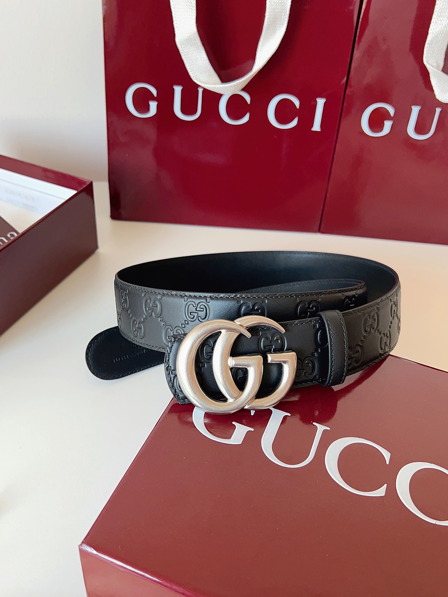 Gucci 这款男士腰带亮眼吸睛，是2026早春系列之一。腰带扣设有一个销钉，可轻松翻转互扣式双G造型配